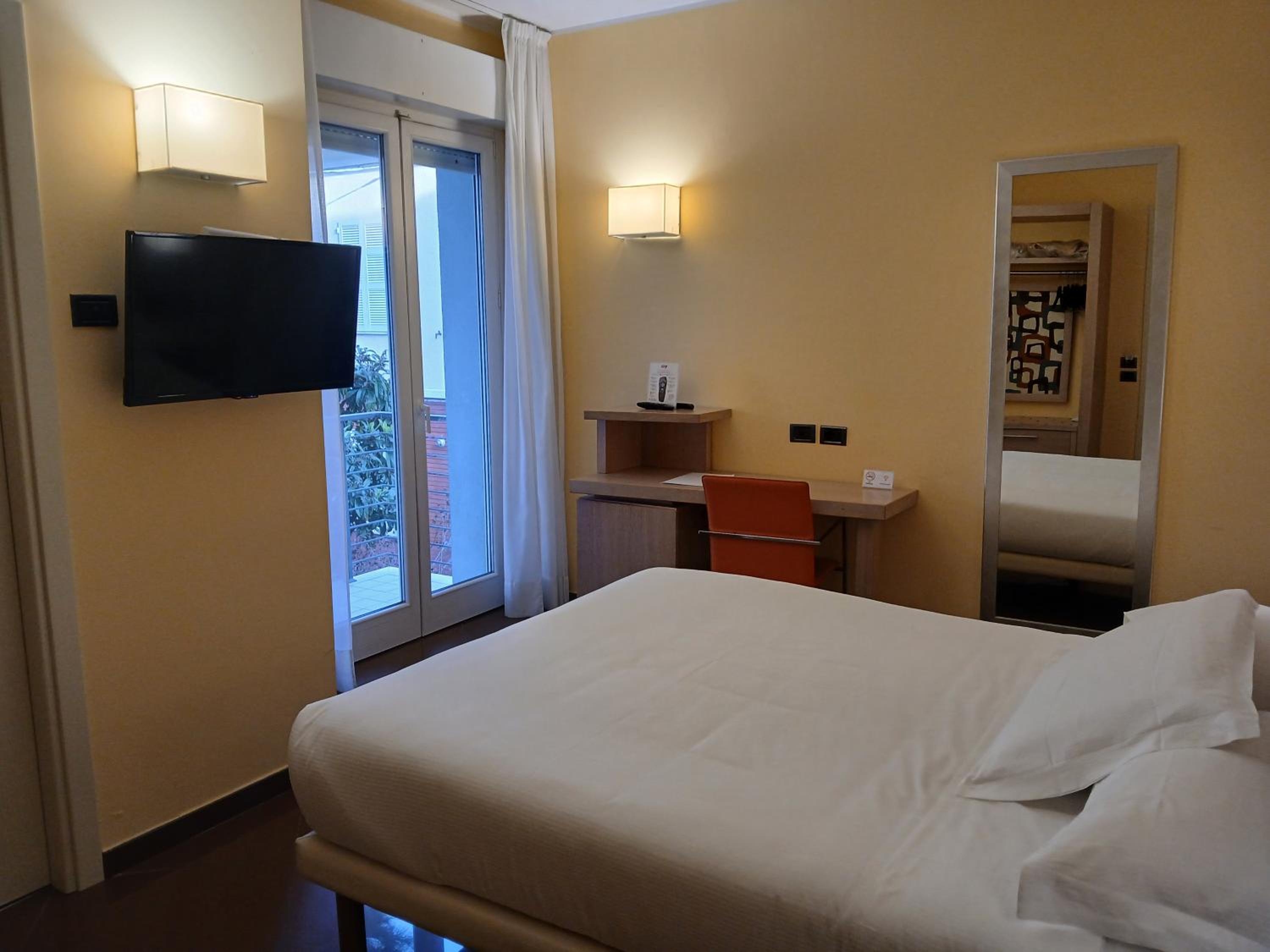 Double or Twin Room with Balcony photo 2