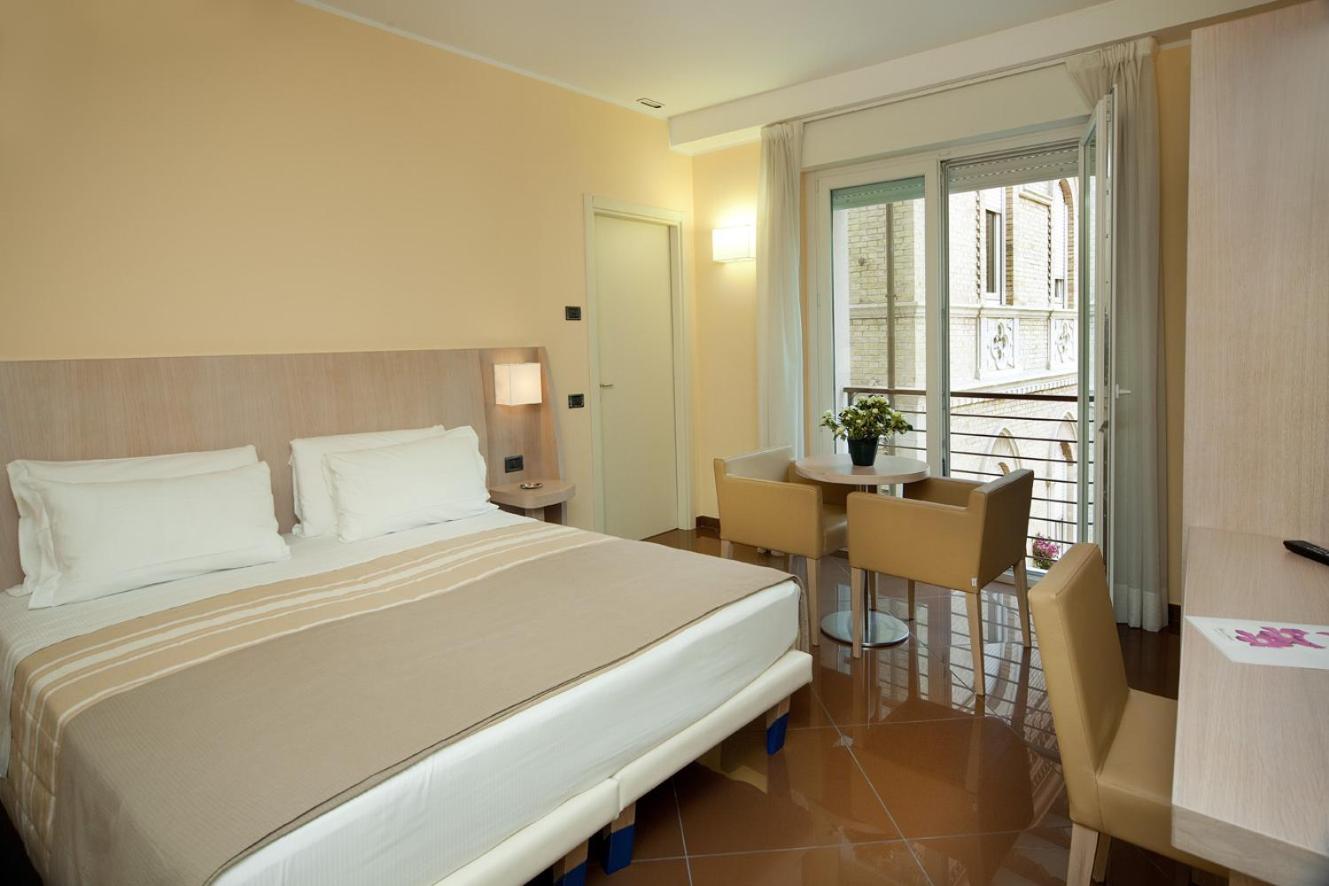 Large Double or Twin Room photo 1