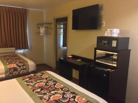 Queen Room with Two Queen Beds - Photo 5
