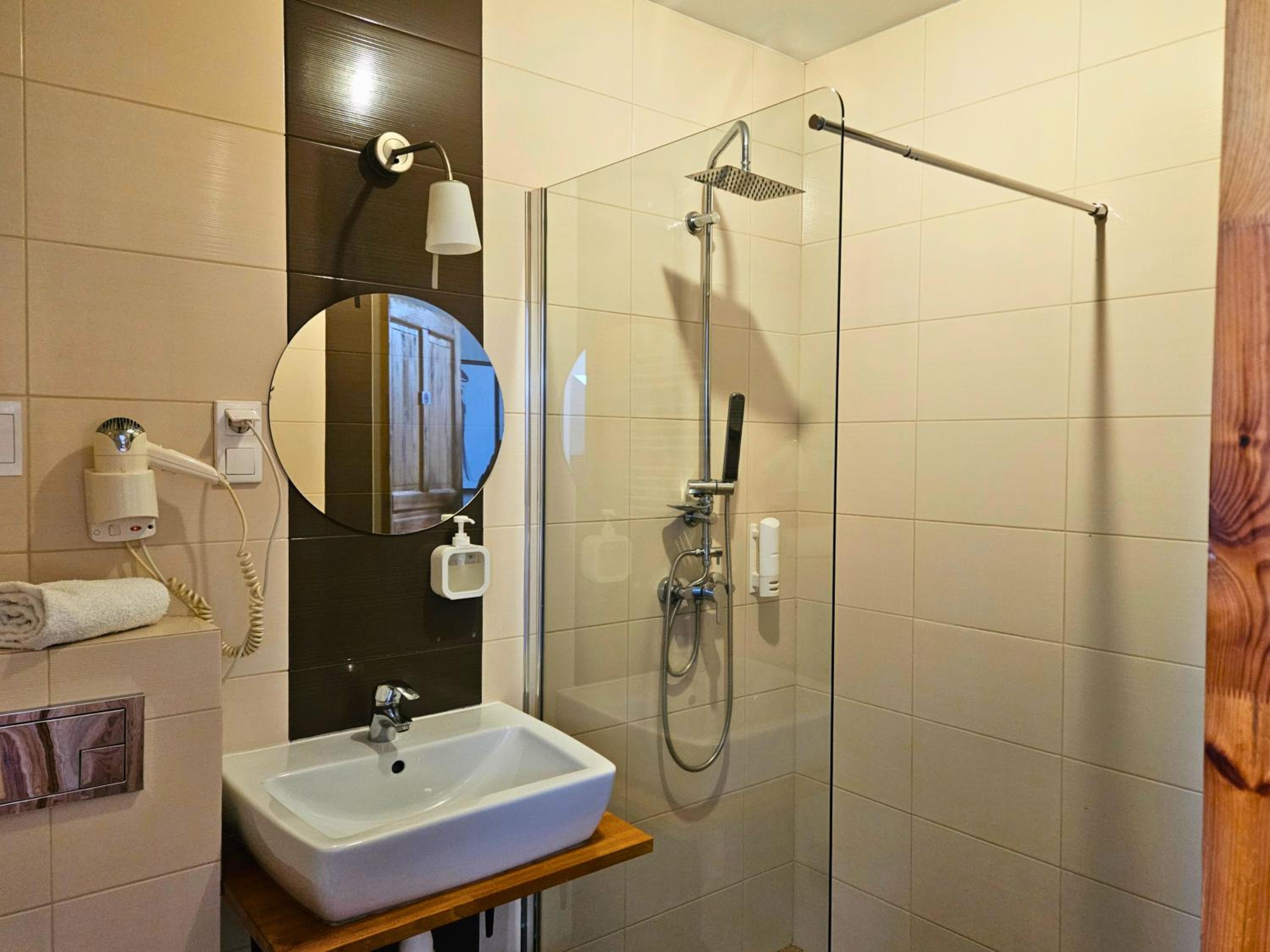 Economy Double or Twin Room photo 3