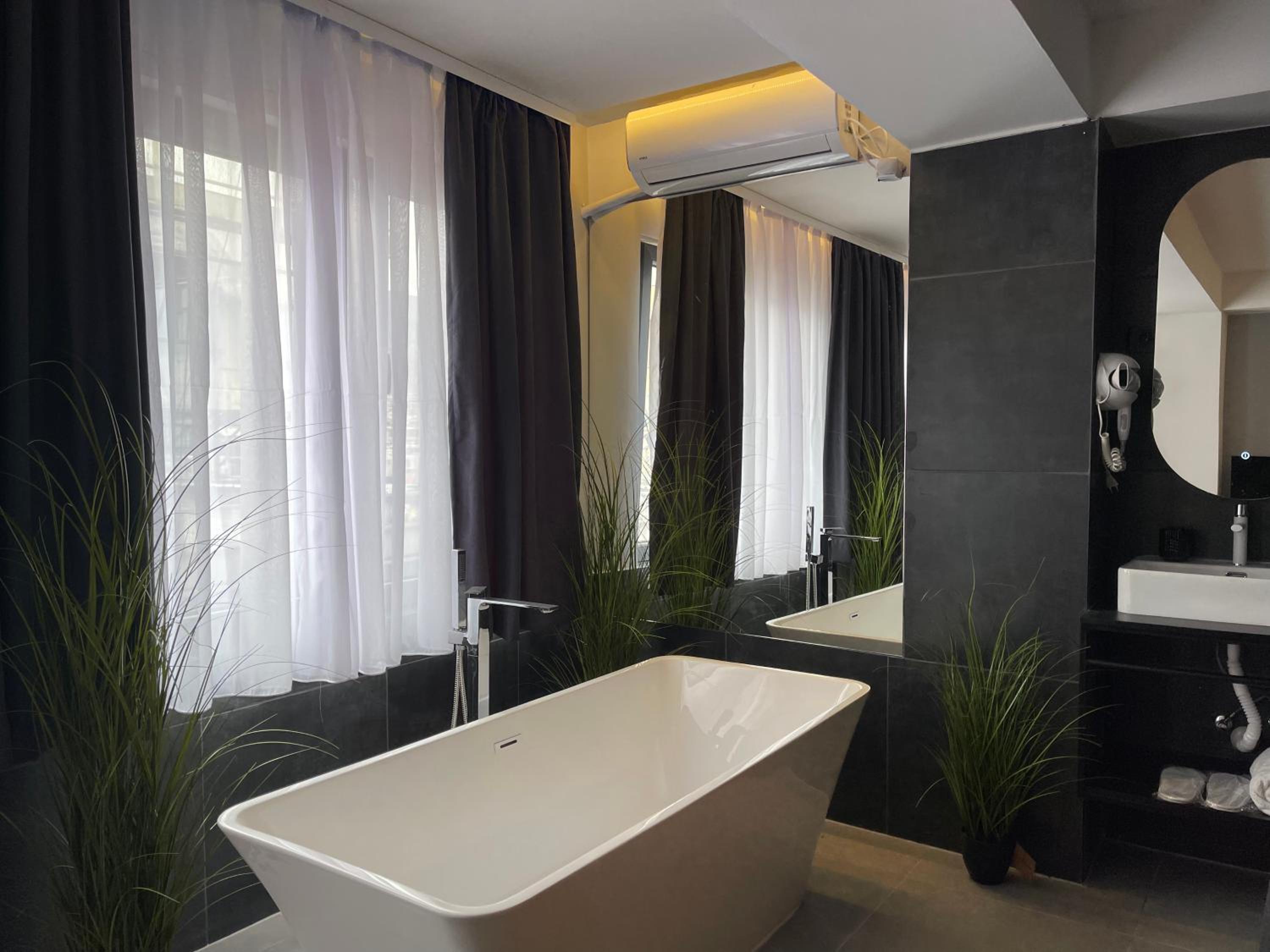 Suite with Hot Tub photo 2