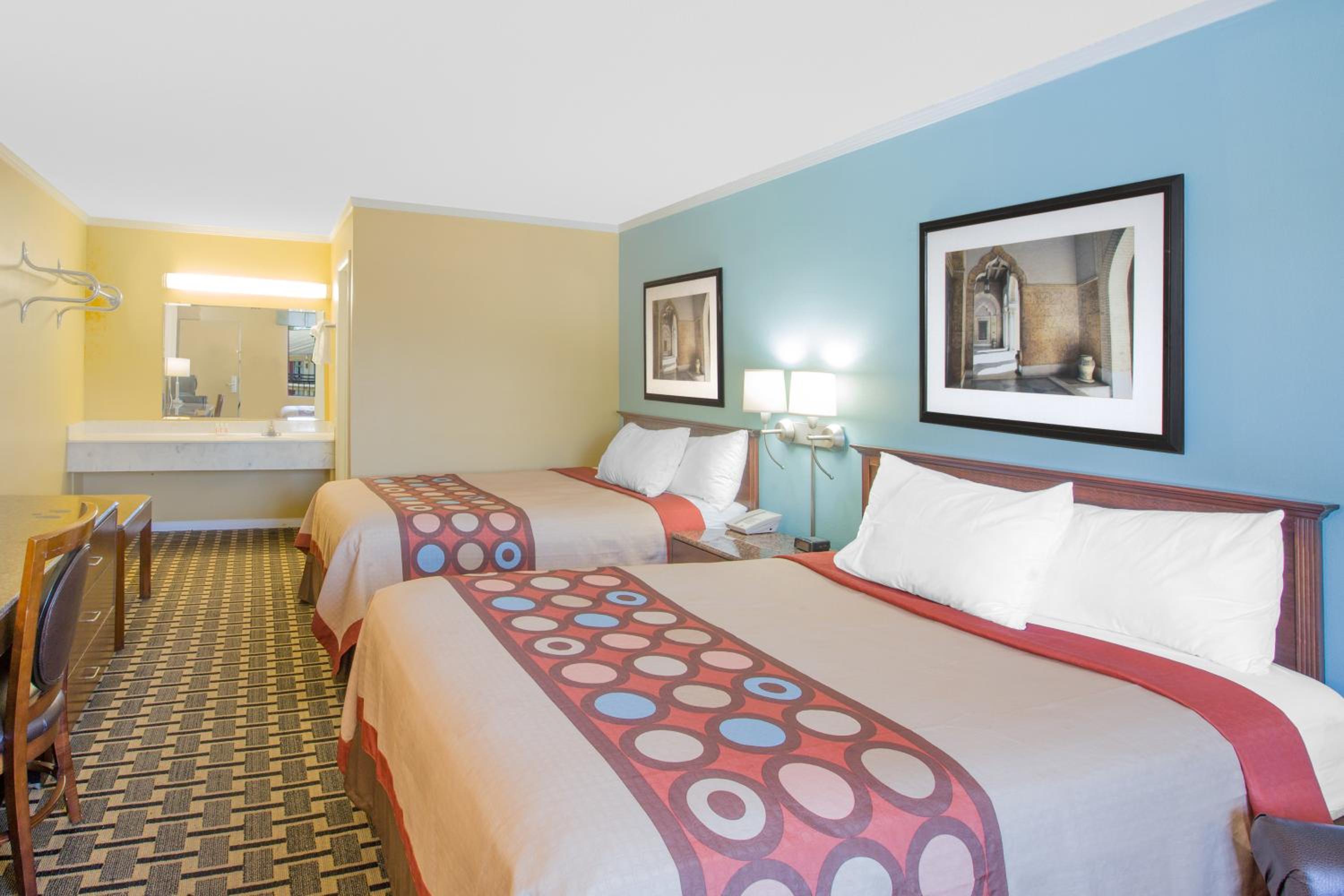 Queen Room with Two Queen Beds - Non-Smoking - Photo 3
