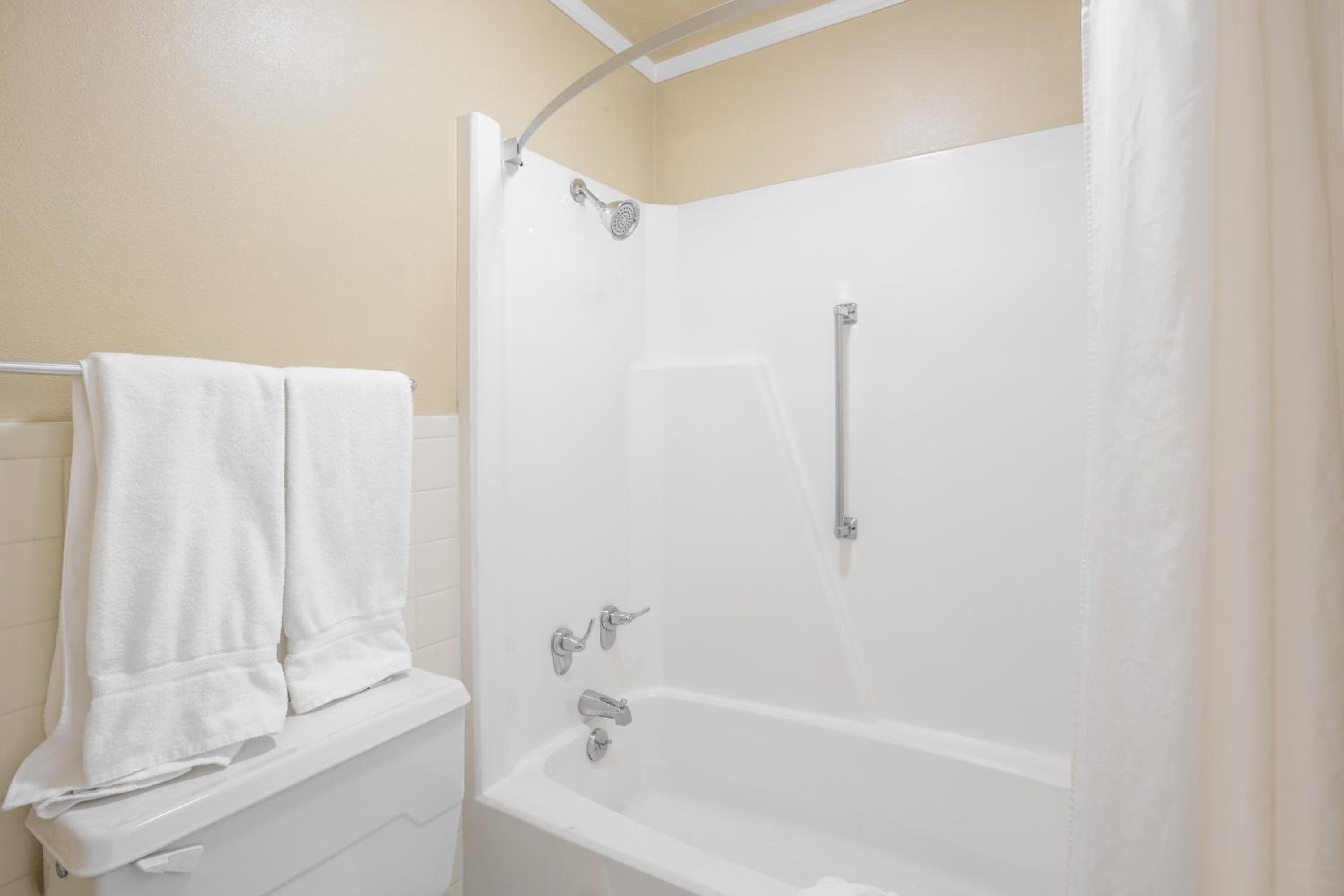 Deluxe Queen Room with Two Queen Beds - Non-Smoking - Photo 2