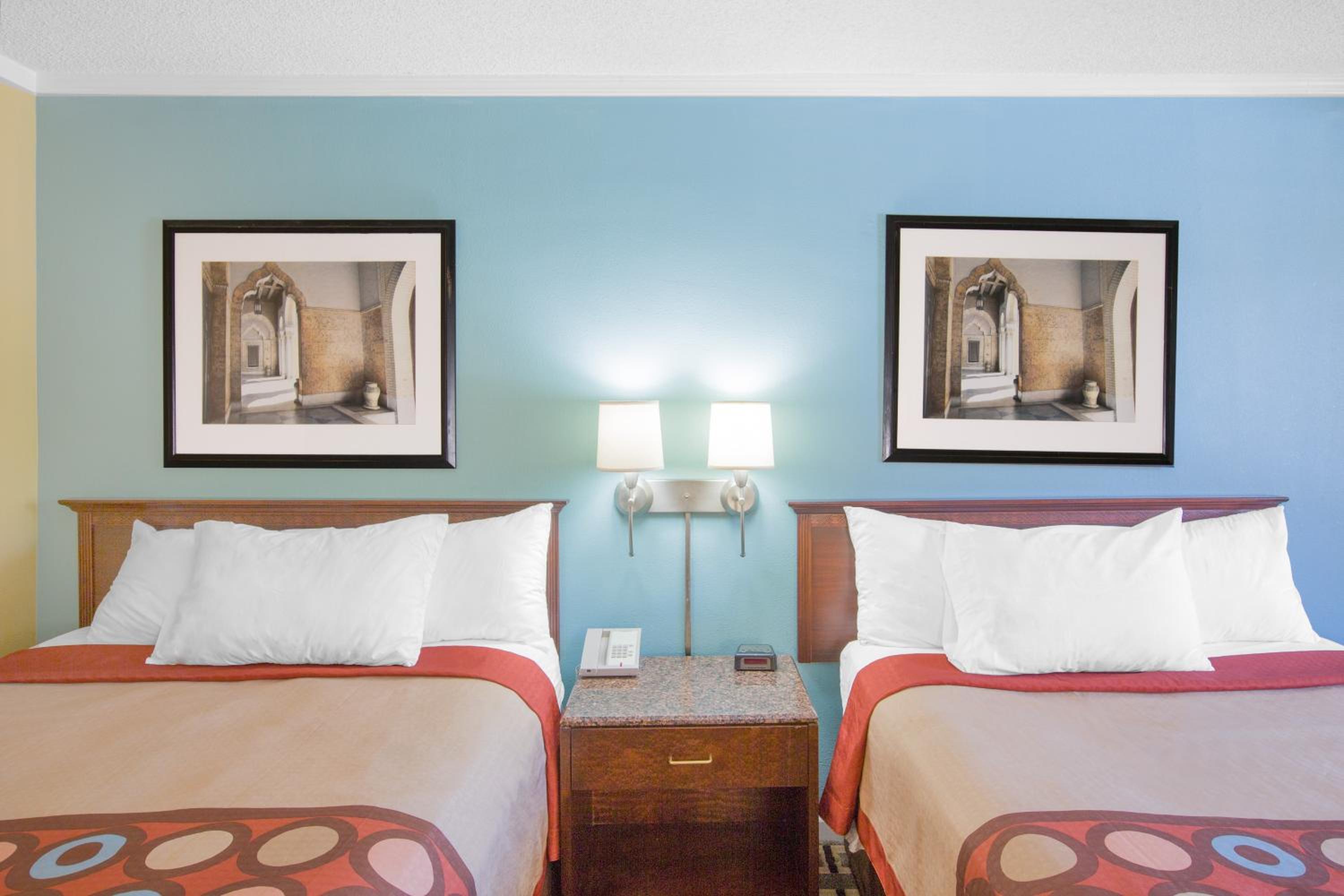 Queen Room with Two Queen Beds - Non-Smoking - Photo 1