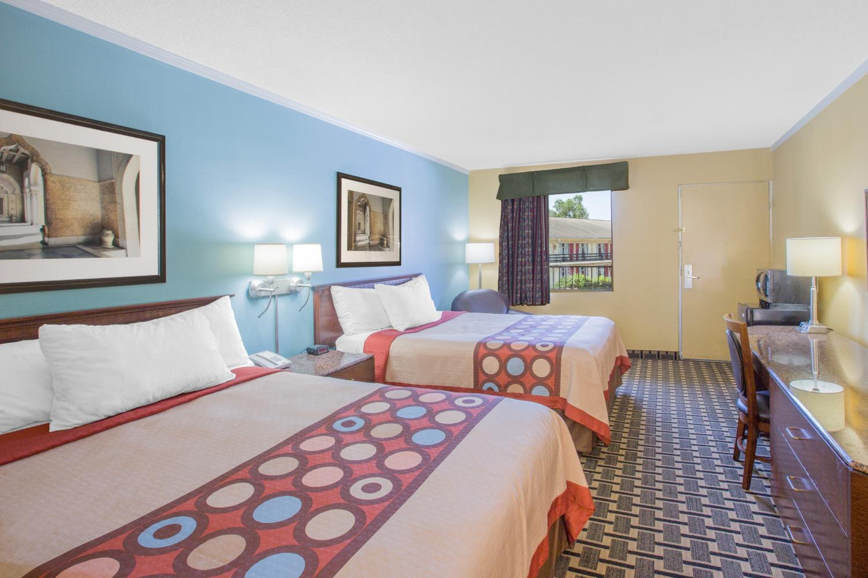 Queen Room with Two Queen Beds - Non-Smoking - Photo 4