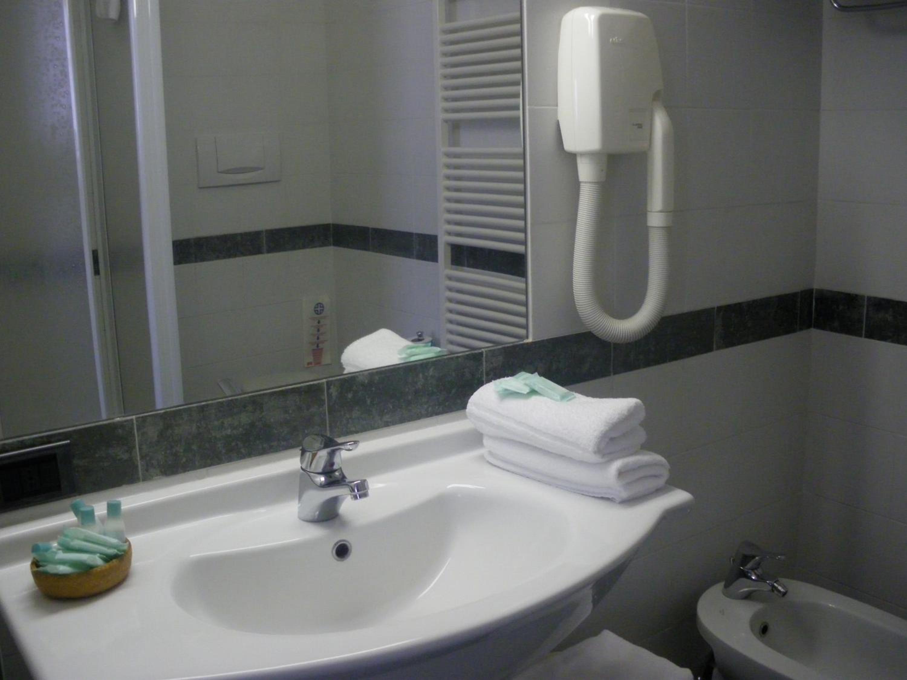 Twin Room - Photo 3