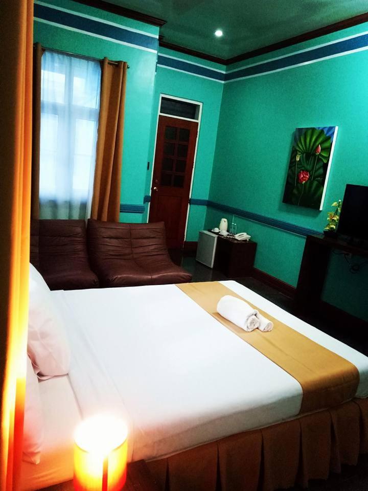 Deluxe Queen Room - Photo 7