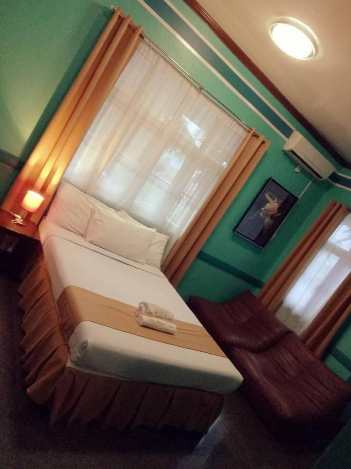 Deluxe Queen Room - Photo 9
