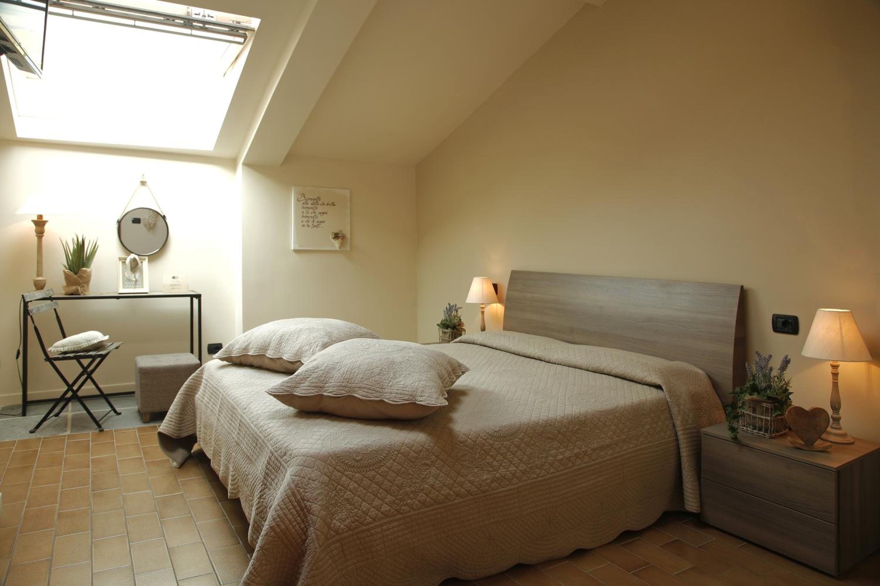 Standard Double Room - Photo 10