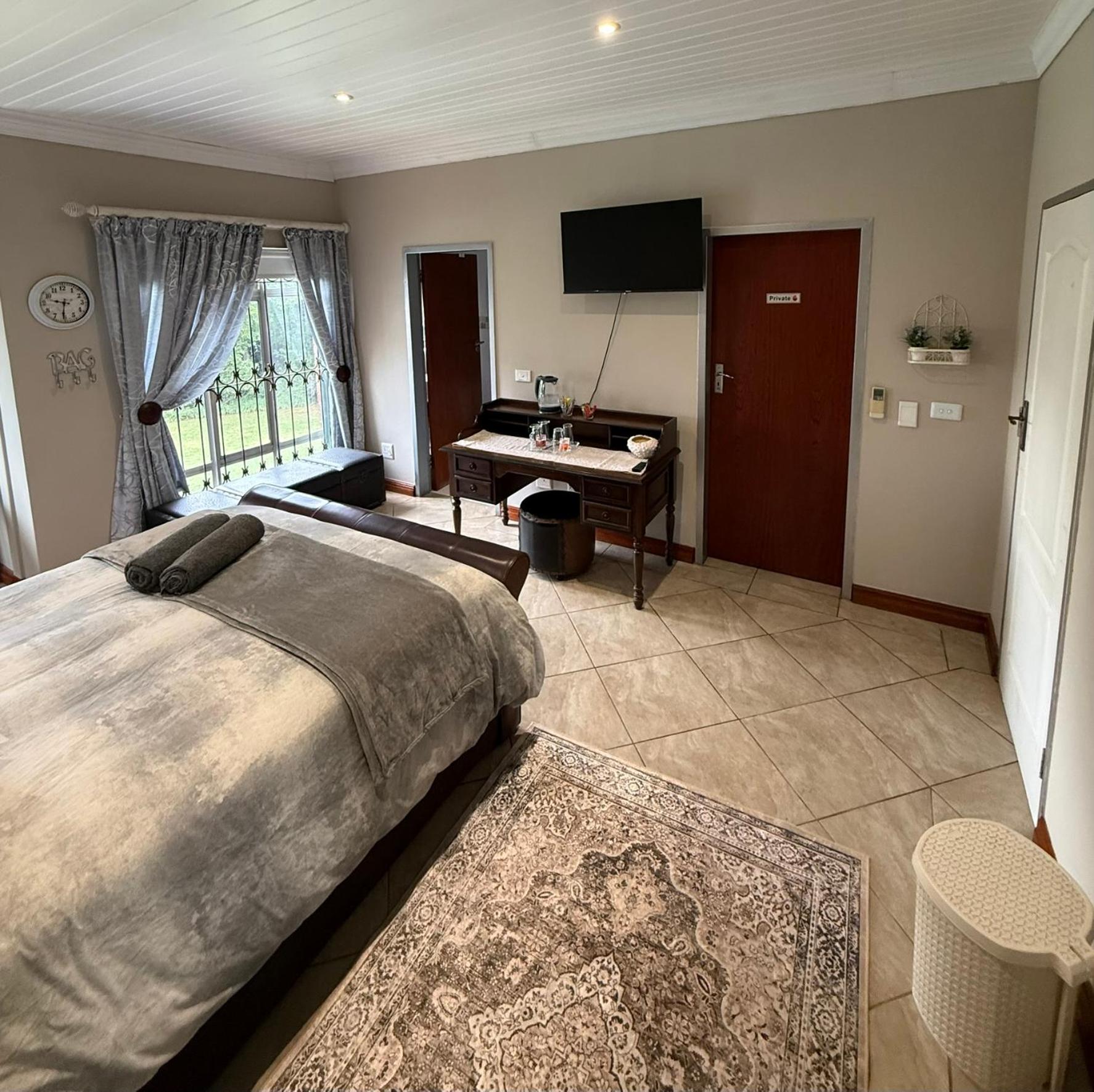 Double Room with Pool View photo 2
