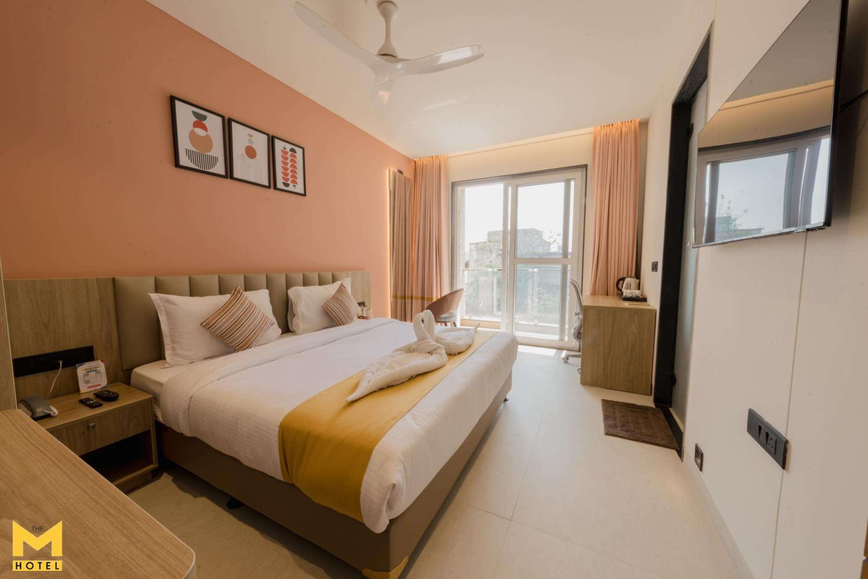 Deluxe King Room - Photo 2