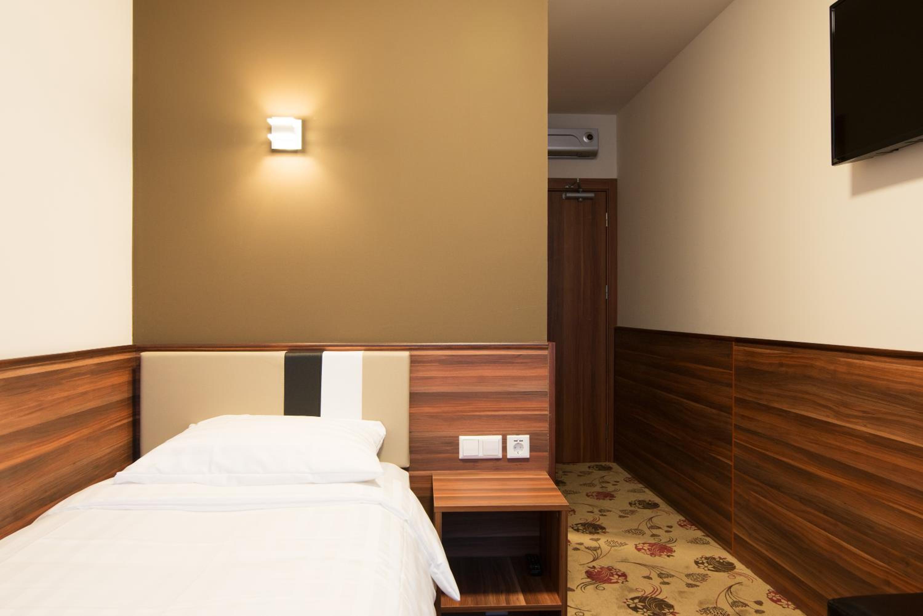 Single Room With Private Bathroom photo 2