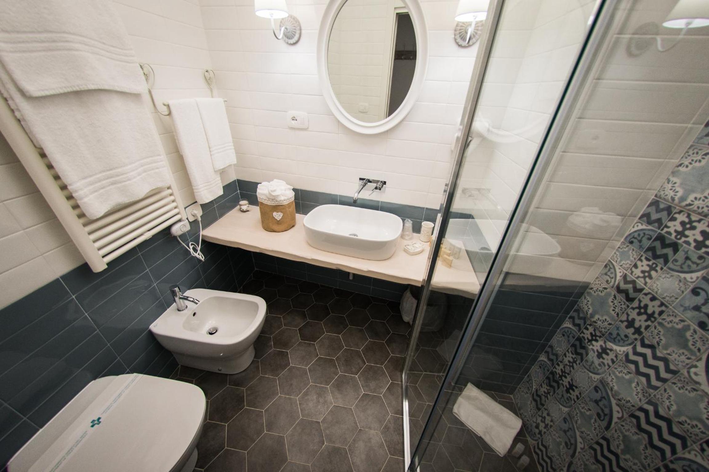 Double Room with Balcony - Photo 11