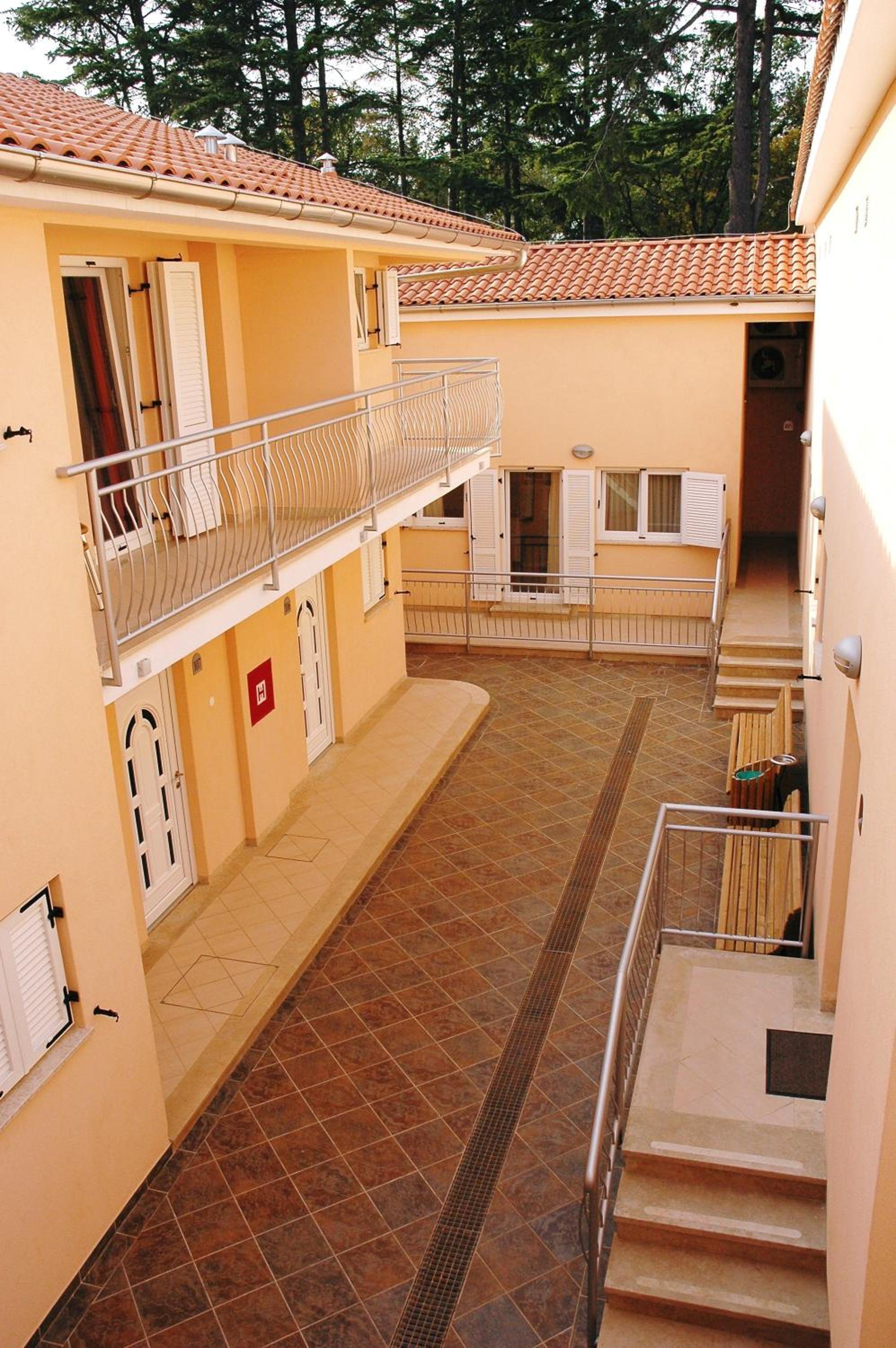 Standard One-Bedroom Apartment - Photo 16