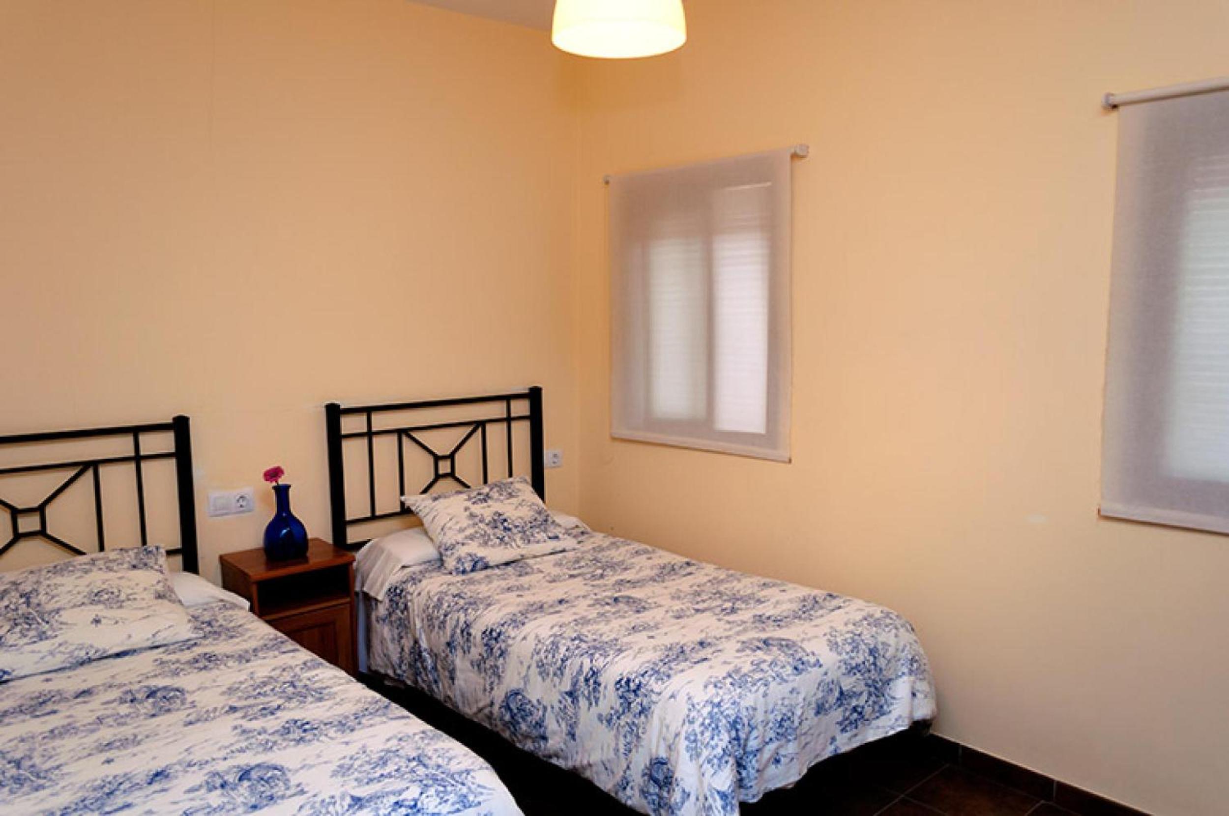 Twin Room with Private Bathroom - Photo 2