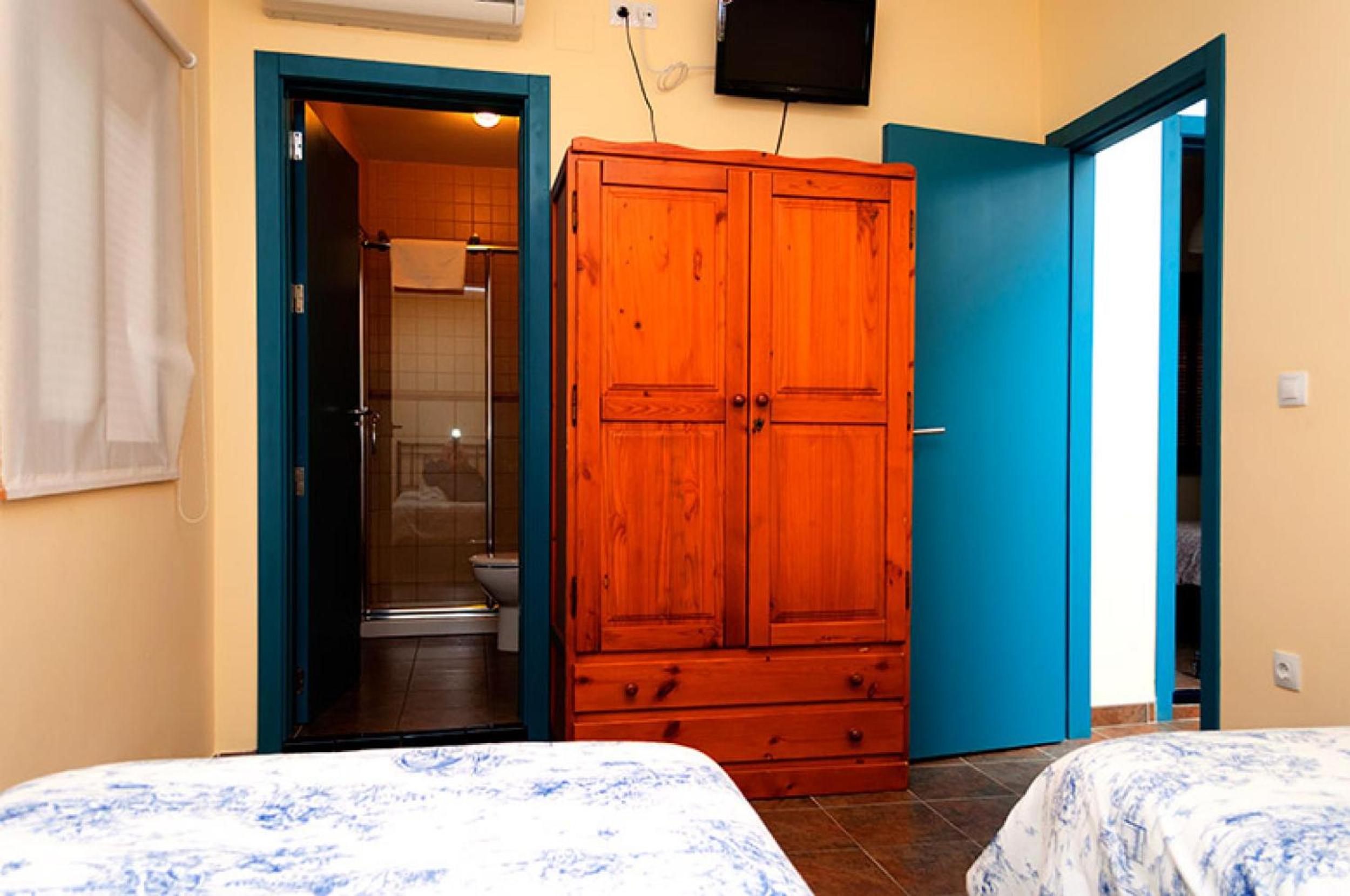 Twin Room with Private Bathroom - Photo 4