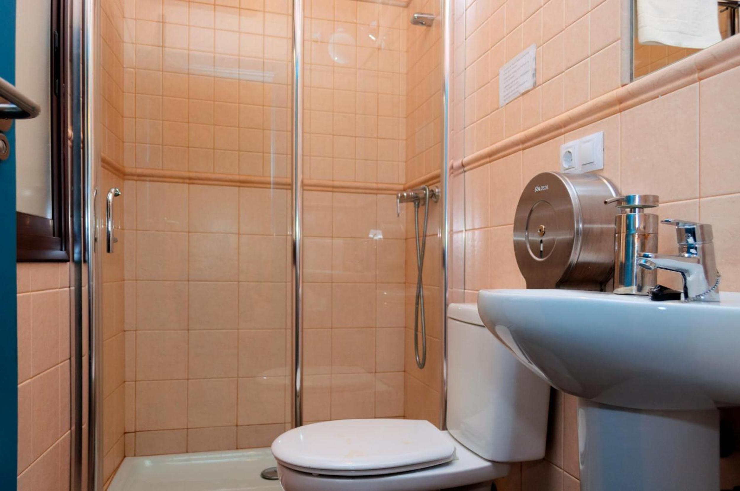 Twin Room with Private Bathroom - Photo 5