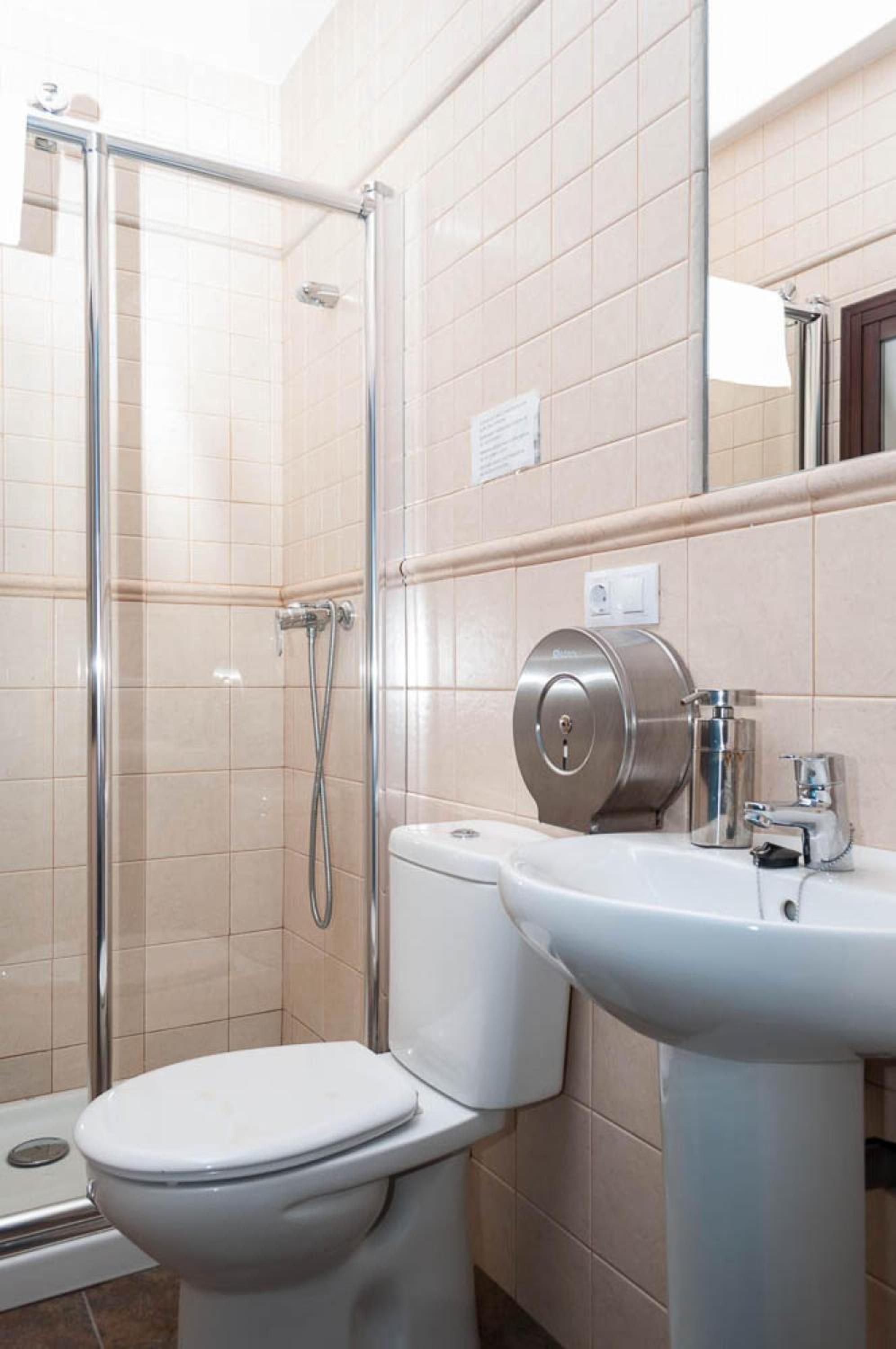 Twin Room with Private Bathroom - Photo 6