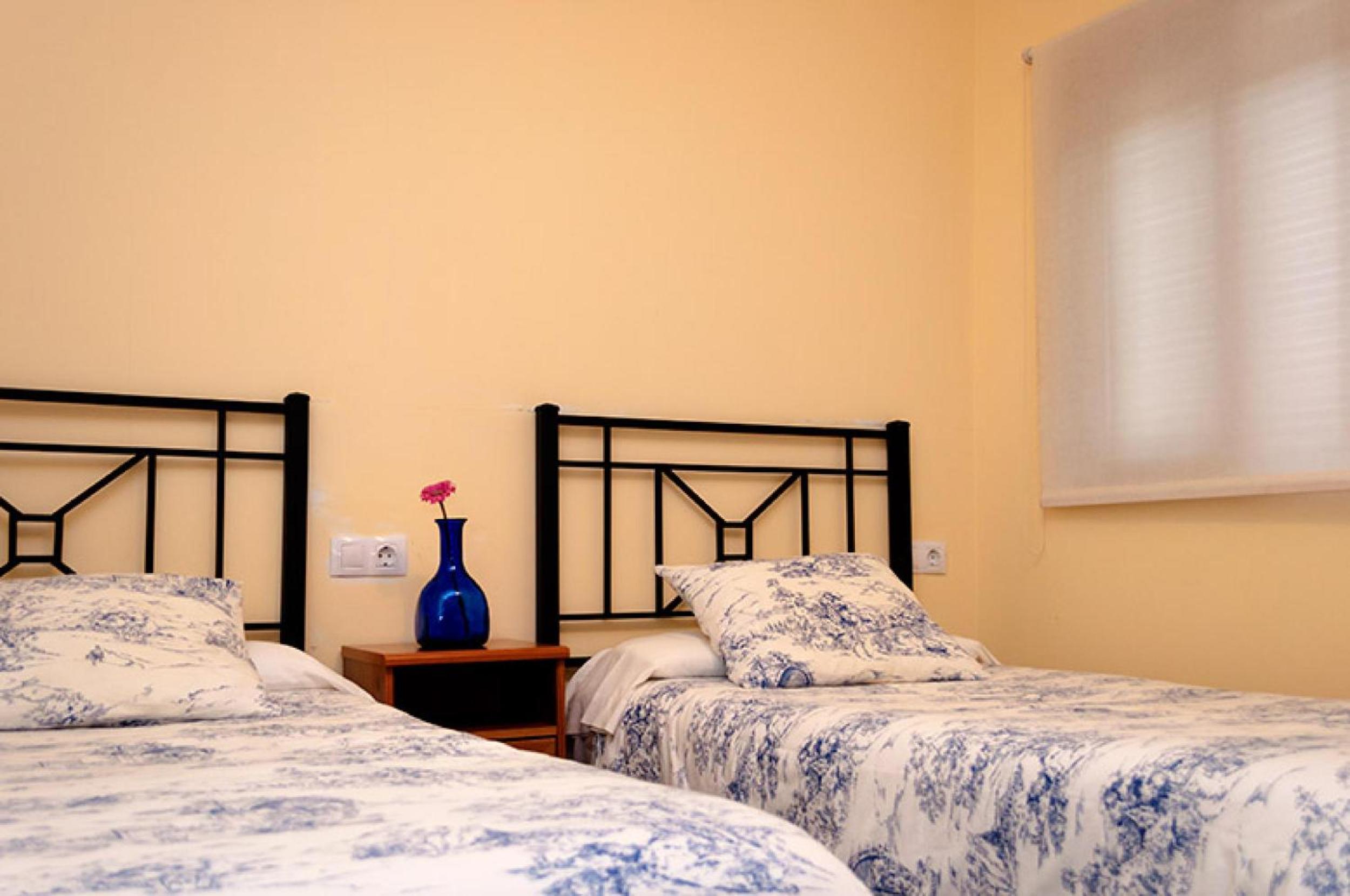 Twin Room with Private Bathroom - Photo 3