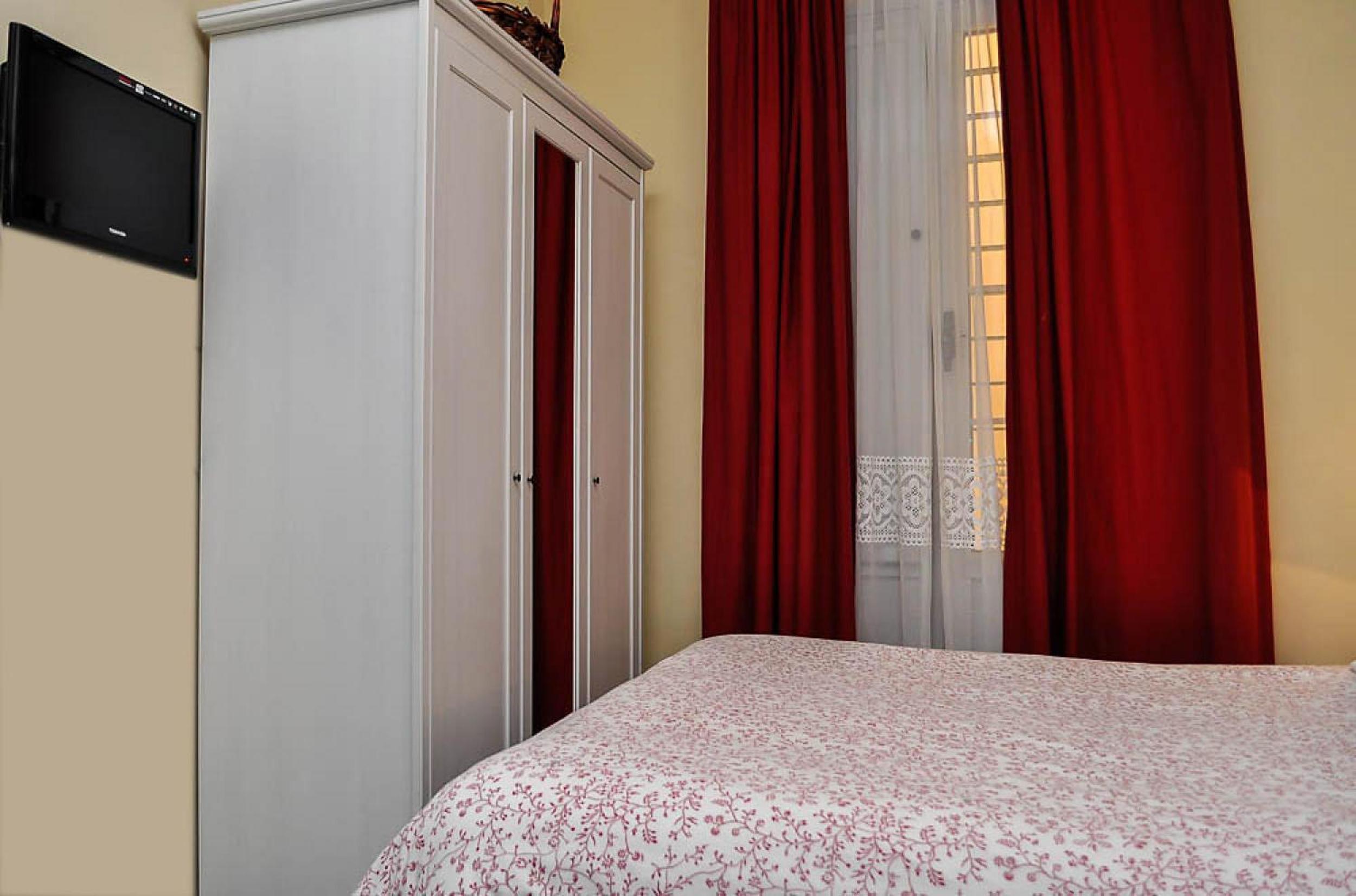 Double Room with Private Bathroom - Photo 7