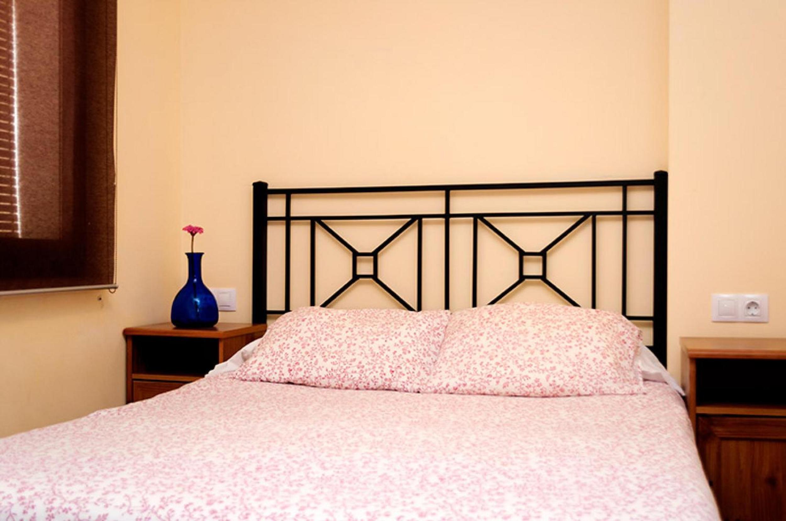Double Room with Private Bathroom - Photo 2