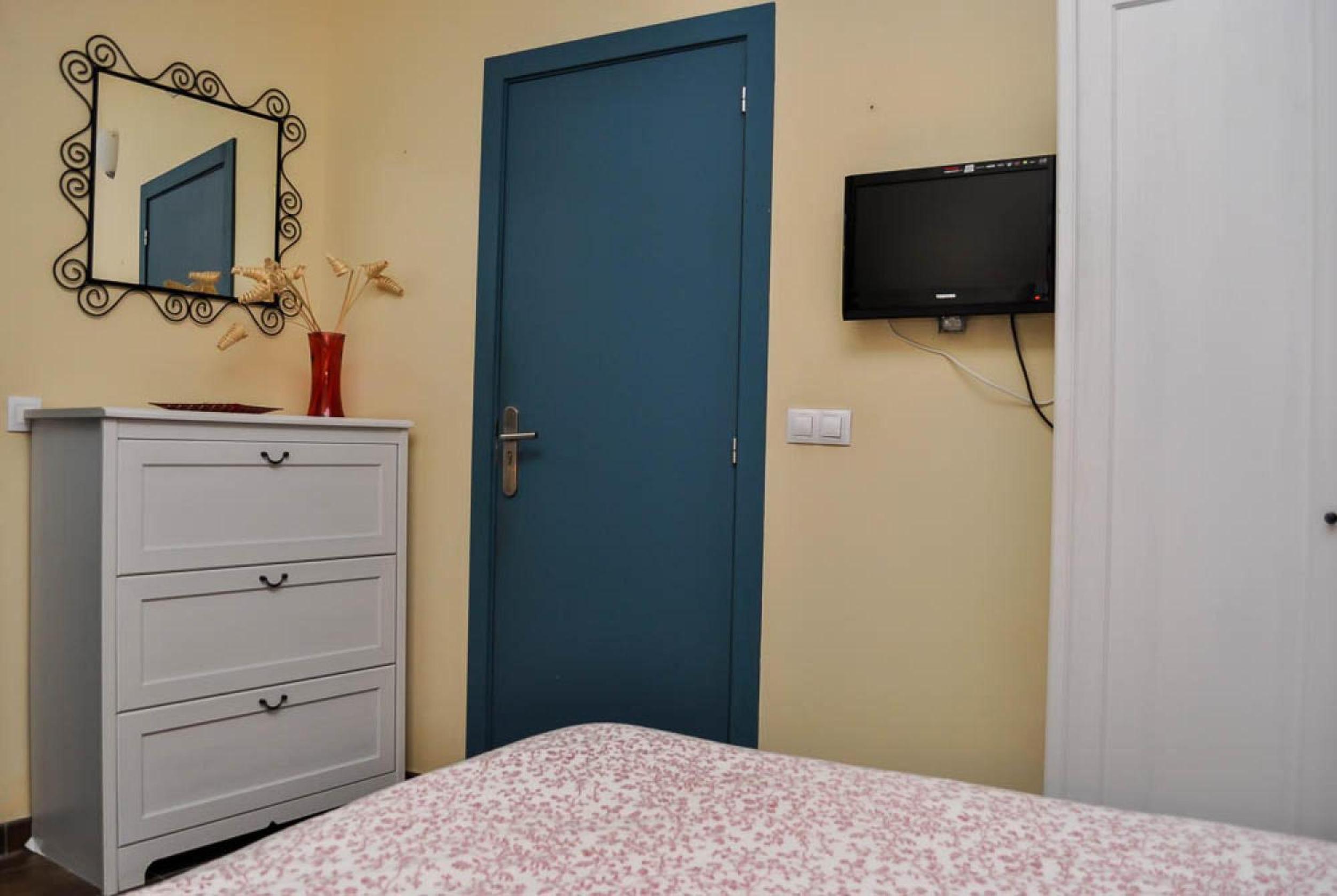 Double Room with Private Bathroom - Photo 8