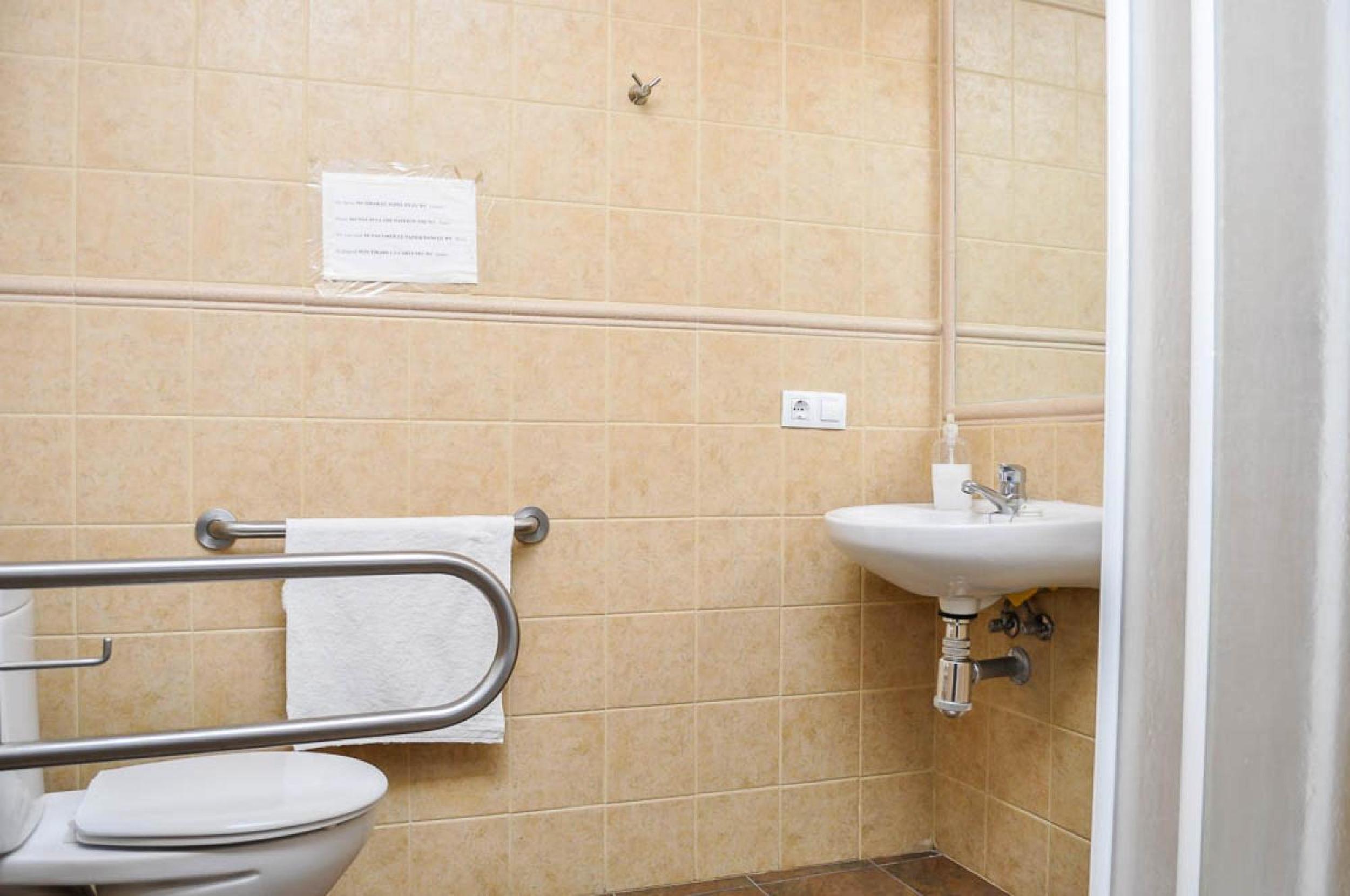 Double Room with Private Bathroom - Photo 9