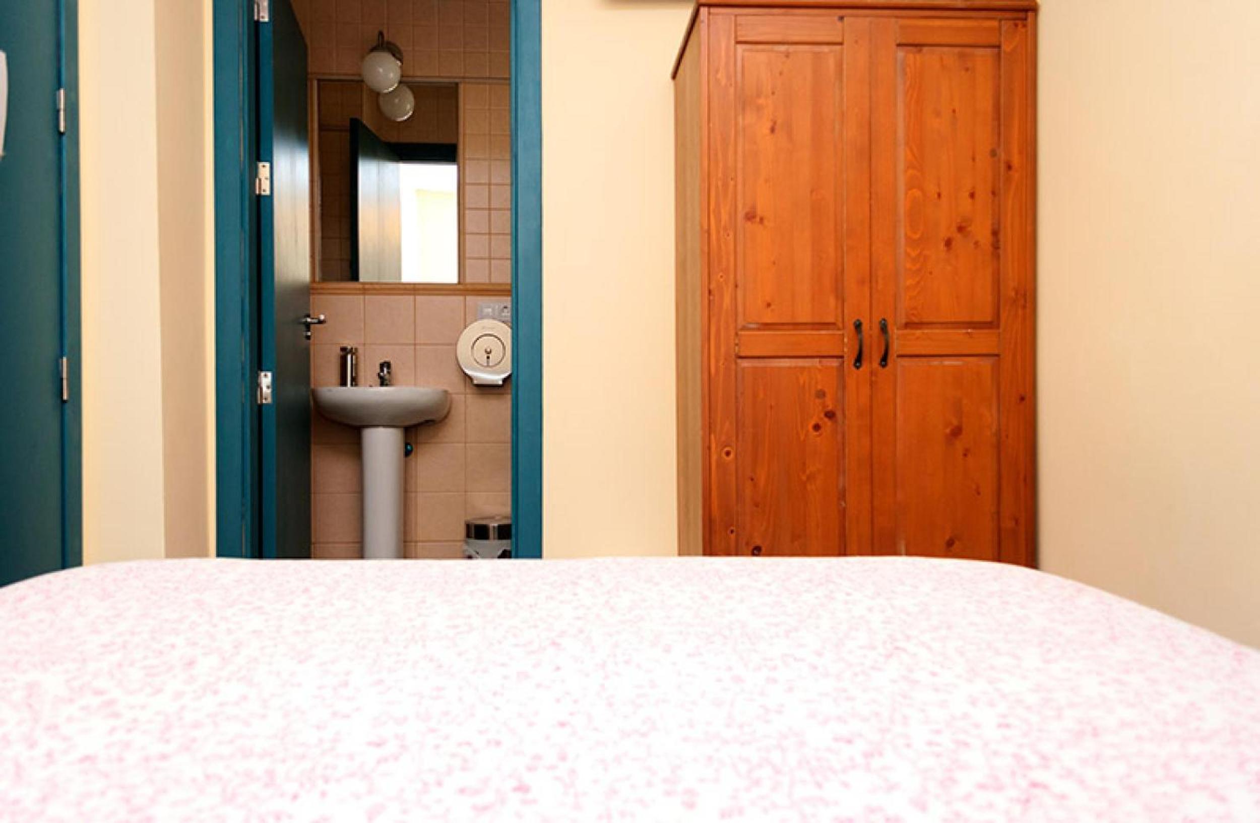 Double Room with Private Bathroom - Photo 11