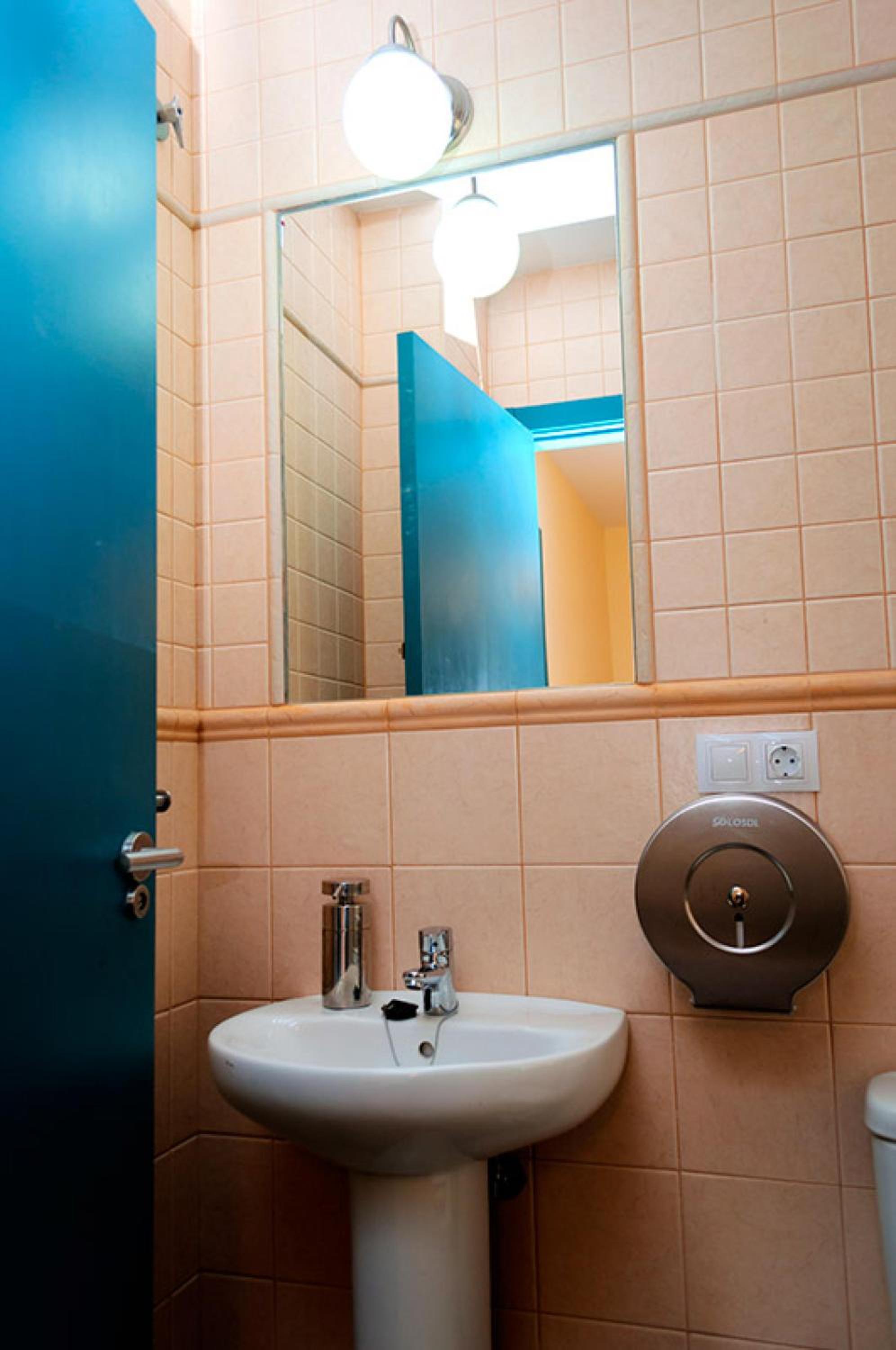 Double Room with Private Bathroom - Photo 10