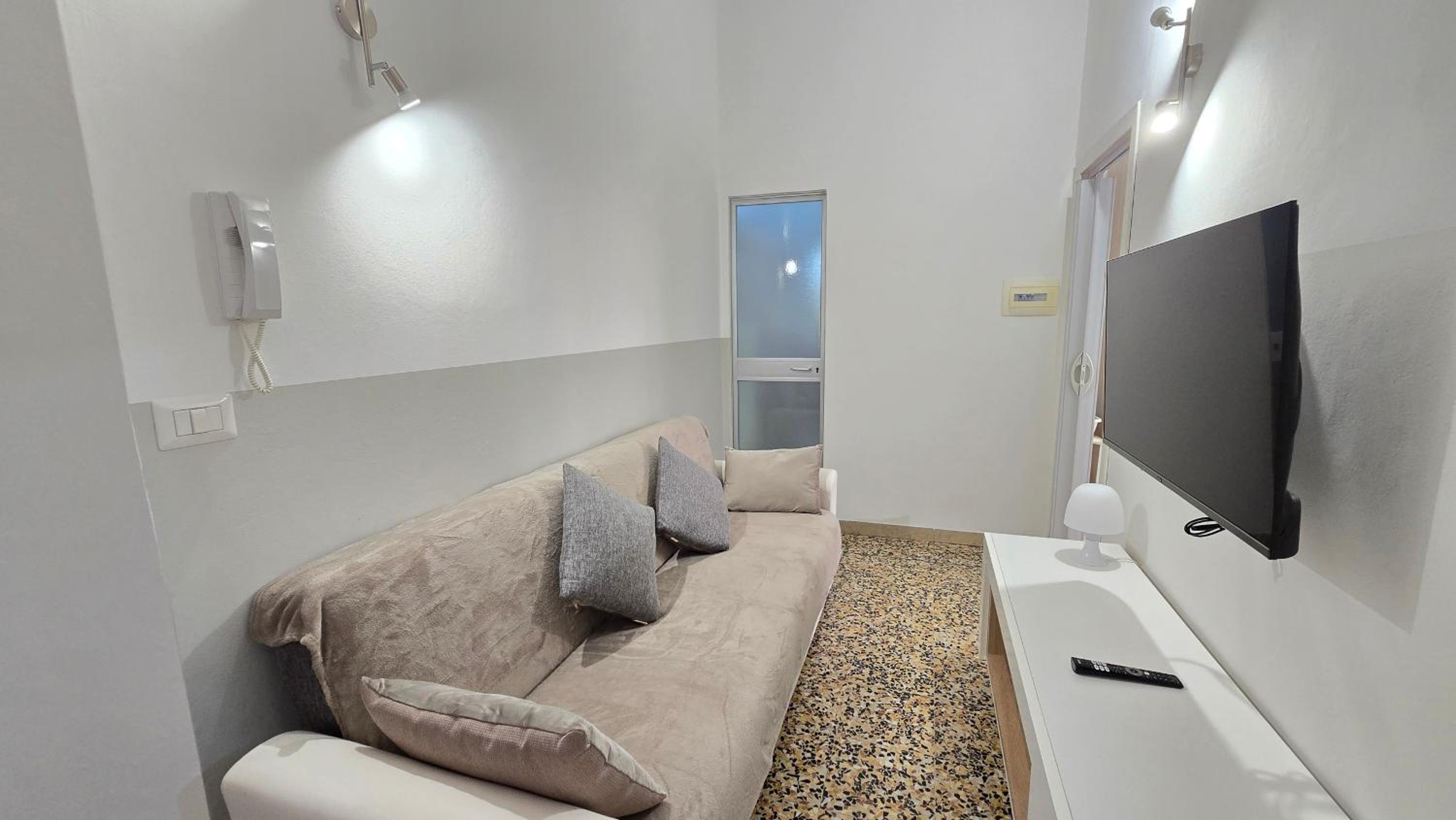 One-Bedroom Standard Apartment photo 2