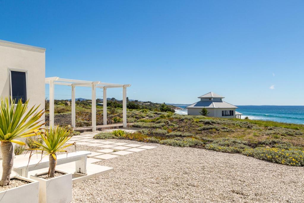 Luxury Waterfront Residence photo 3