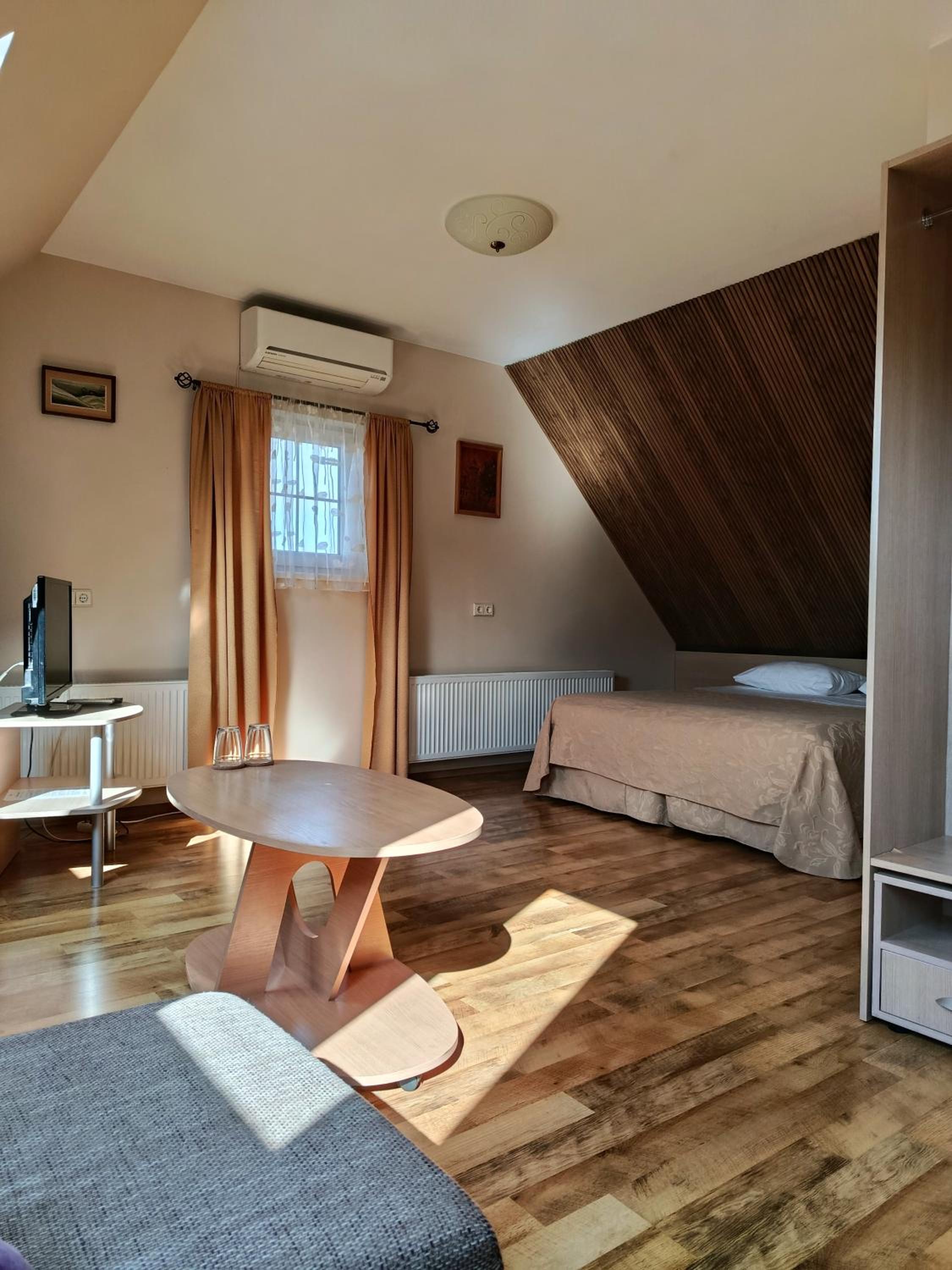 Studio with Sofa Bed - Photo 2