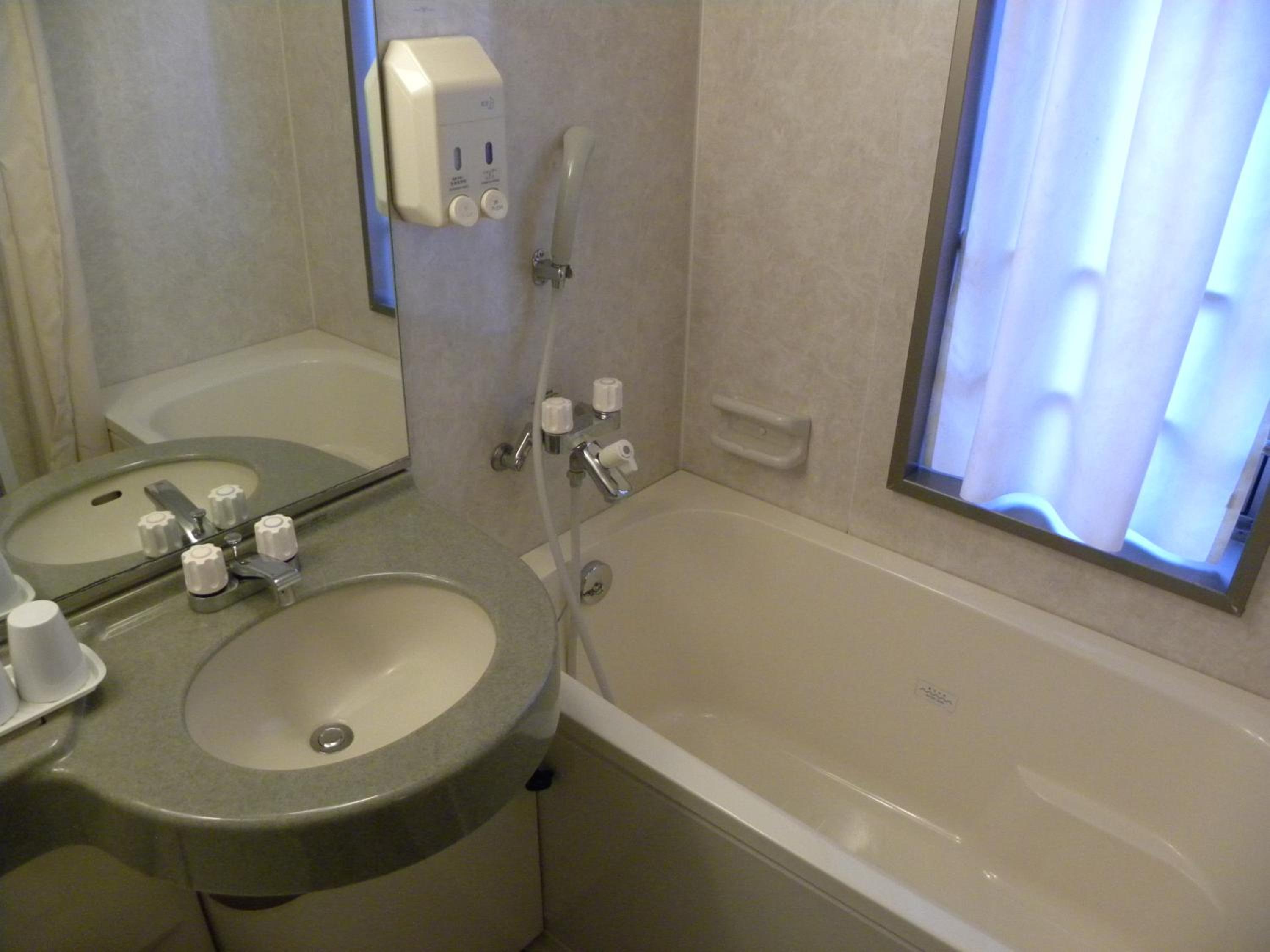 Twin Room - Non-Smoking photo 2