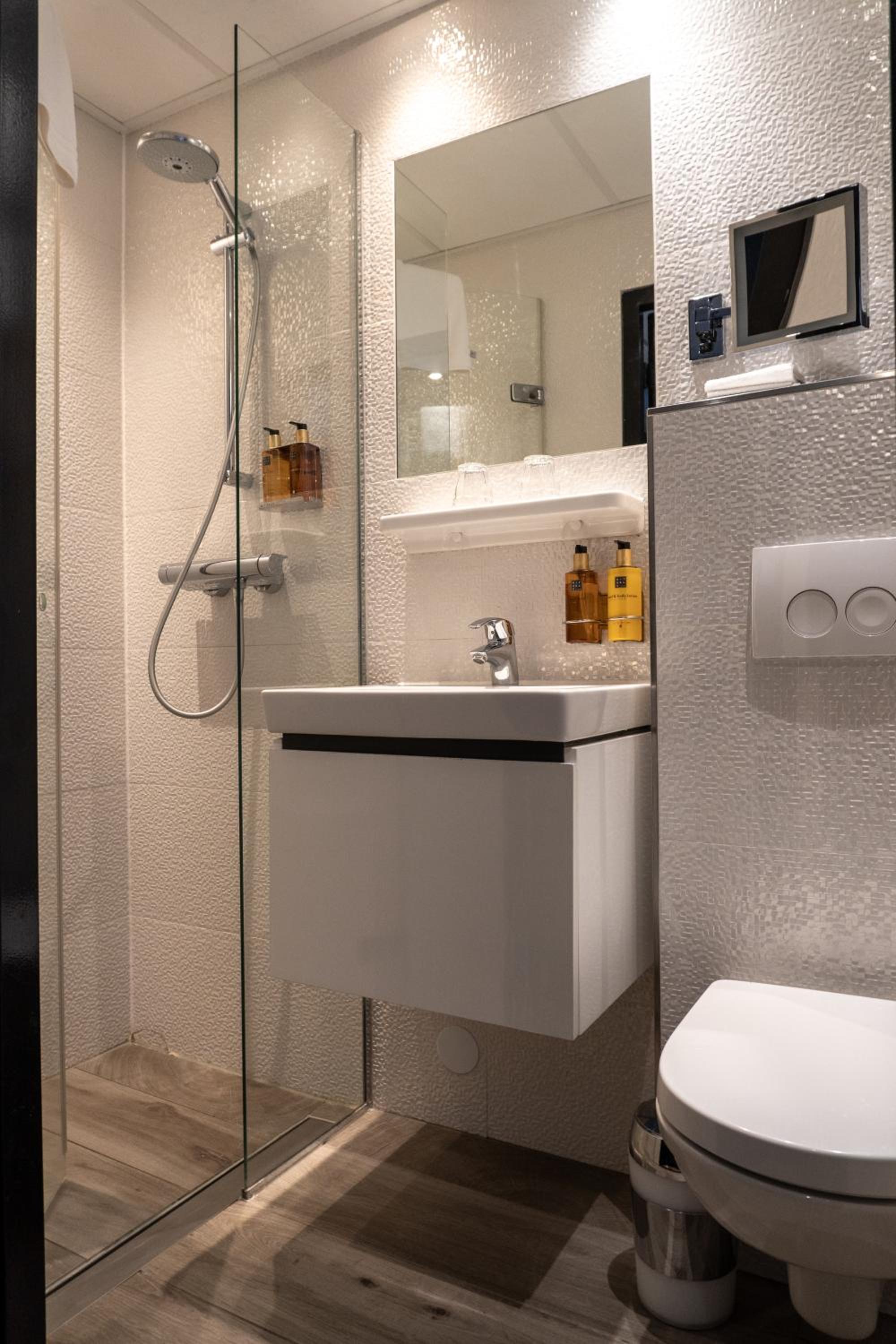 Compact Double Canal View Room photo 3