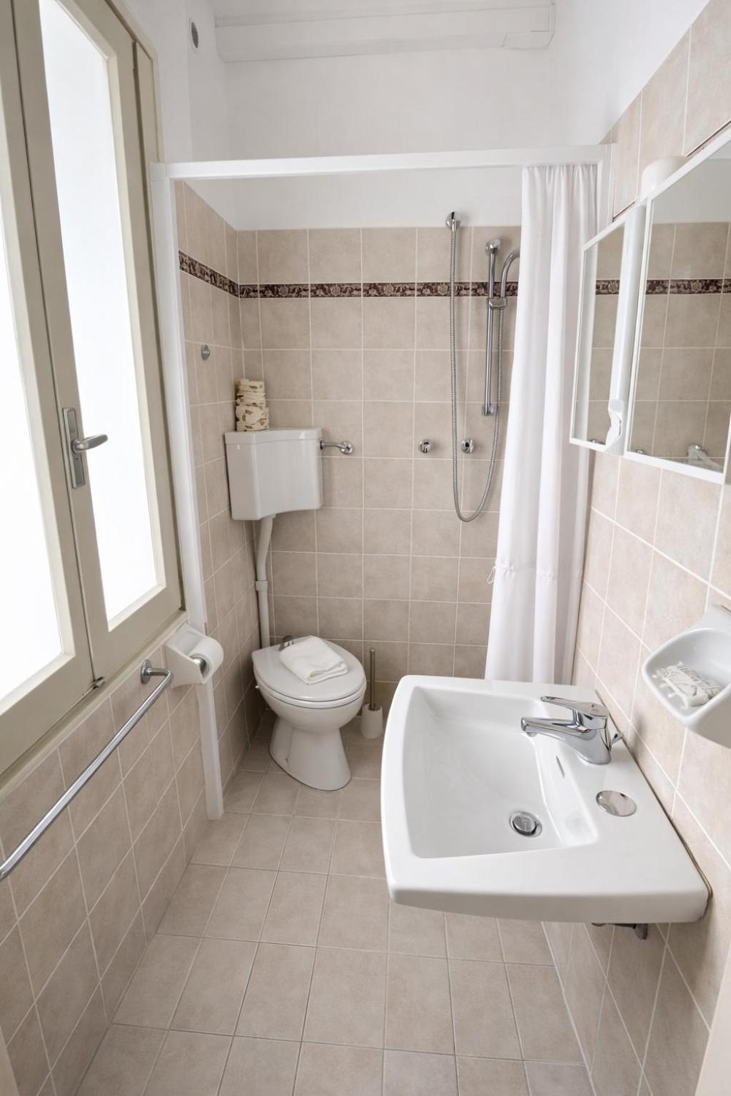 Basic Triple Room photo 3