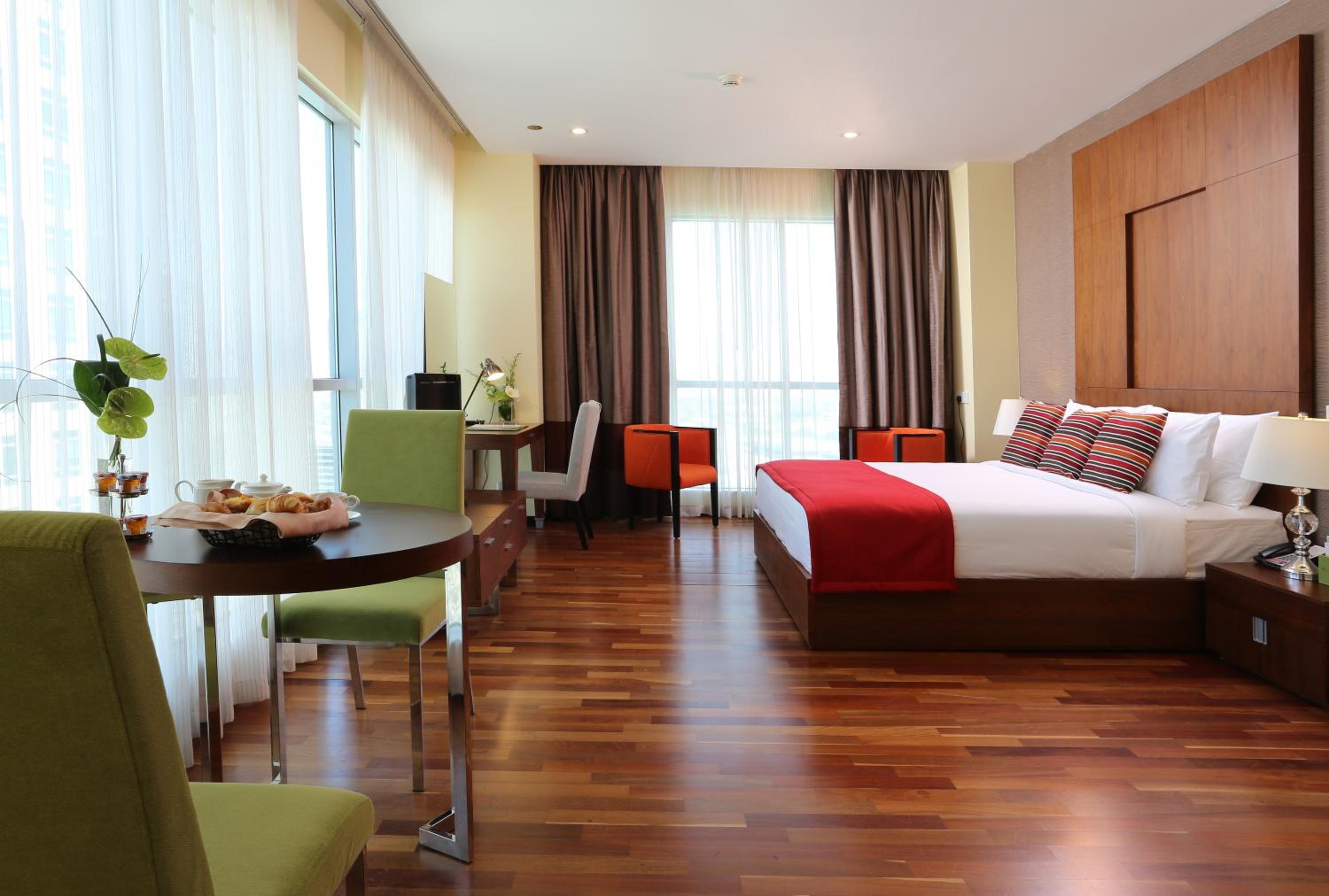 Premium King Studio, Burj Khalifa/Fountain View, Non-Smoking, Complimentary Transfer to Kite Beach, Dubai Mall and Metro Station - Photo 3