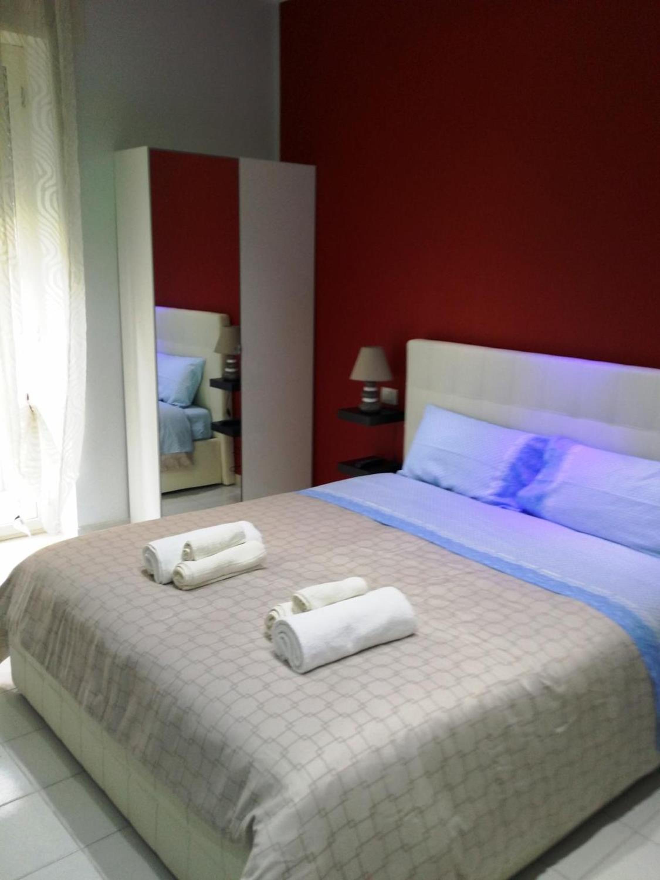 Double Room with Balcony - Photo 4