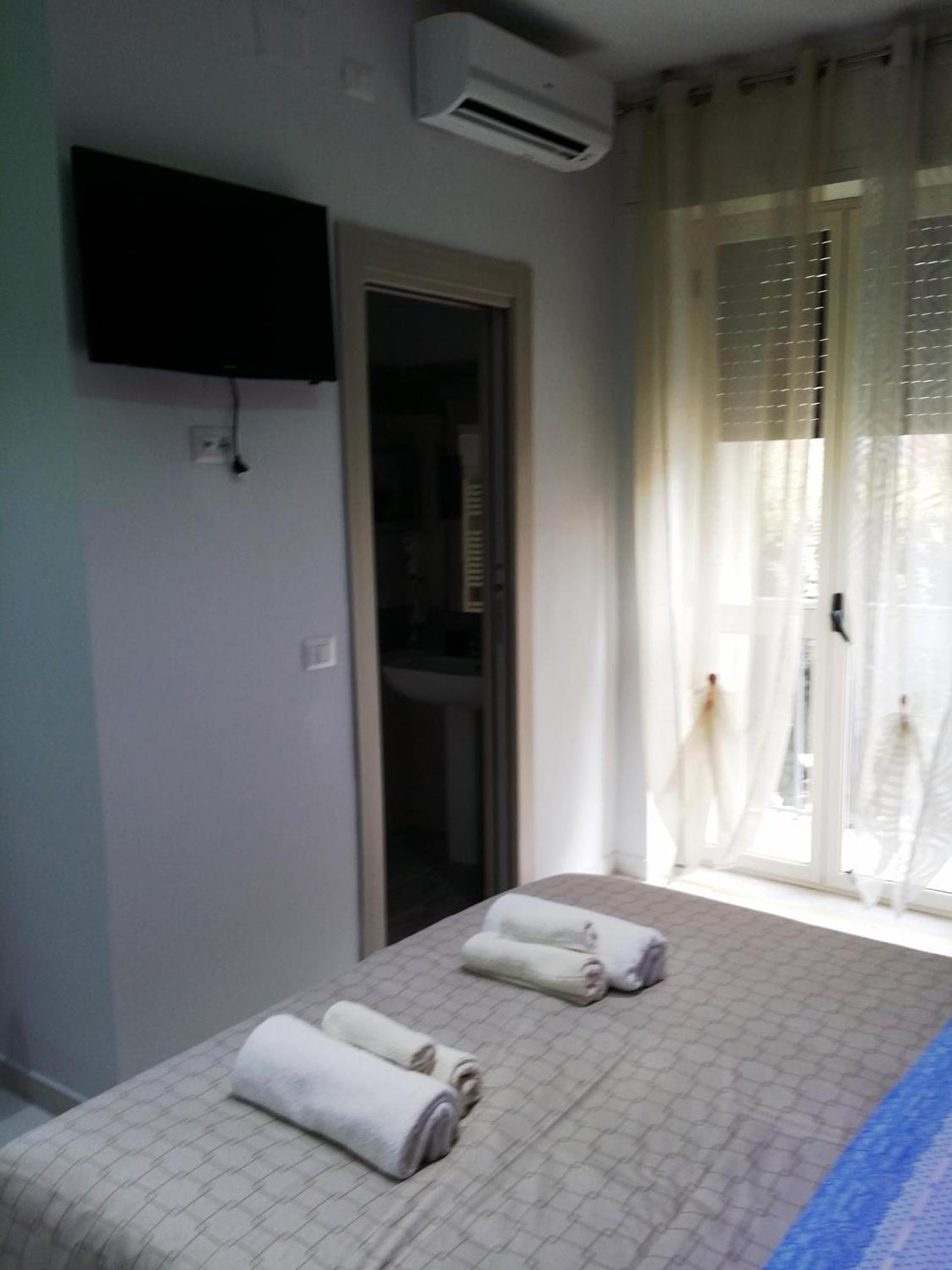 Double Room with Balcony - Photo 2