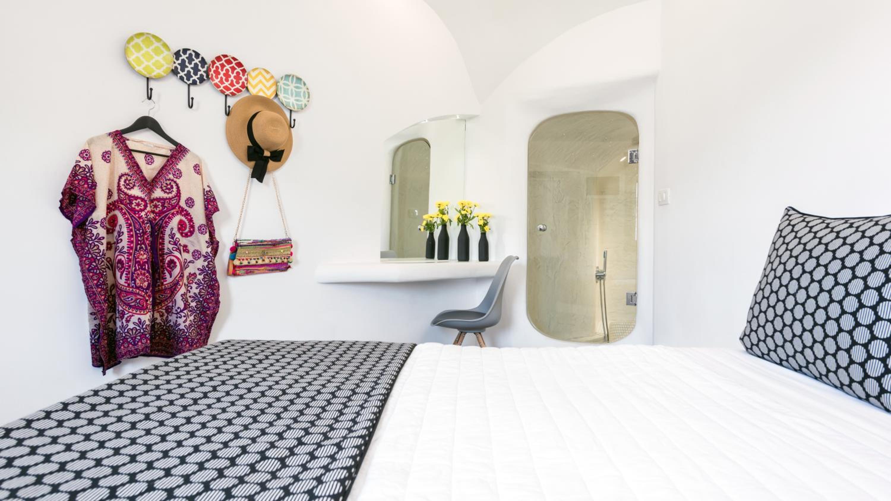 Suite with Cave Hot Tub - Photo 2