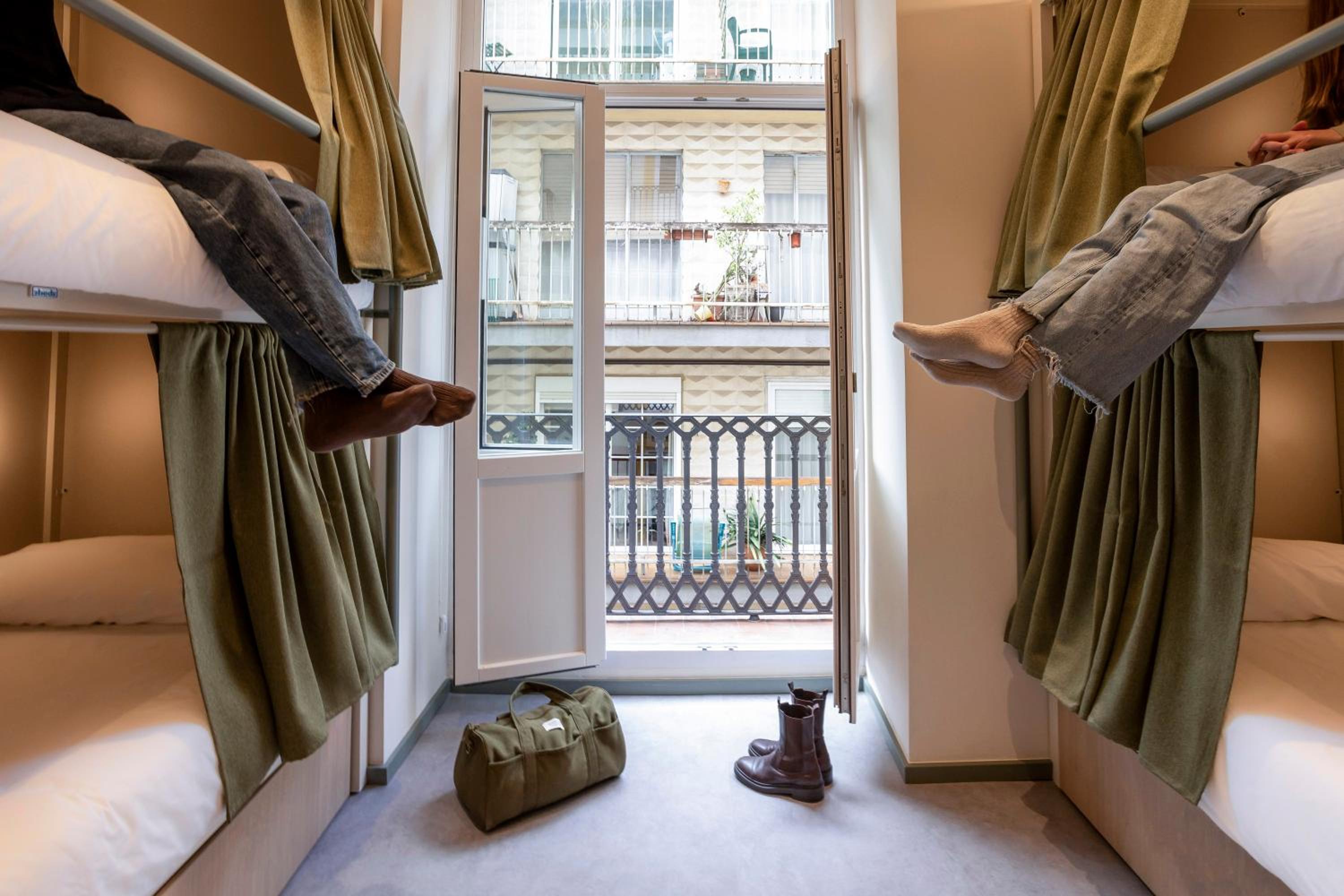10-Bed Mixed Dormitory Room