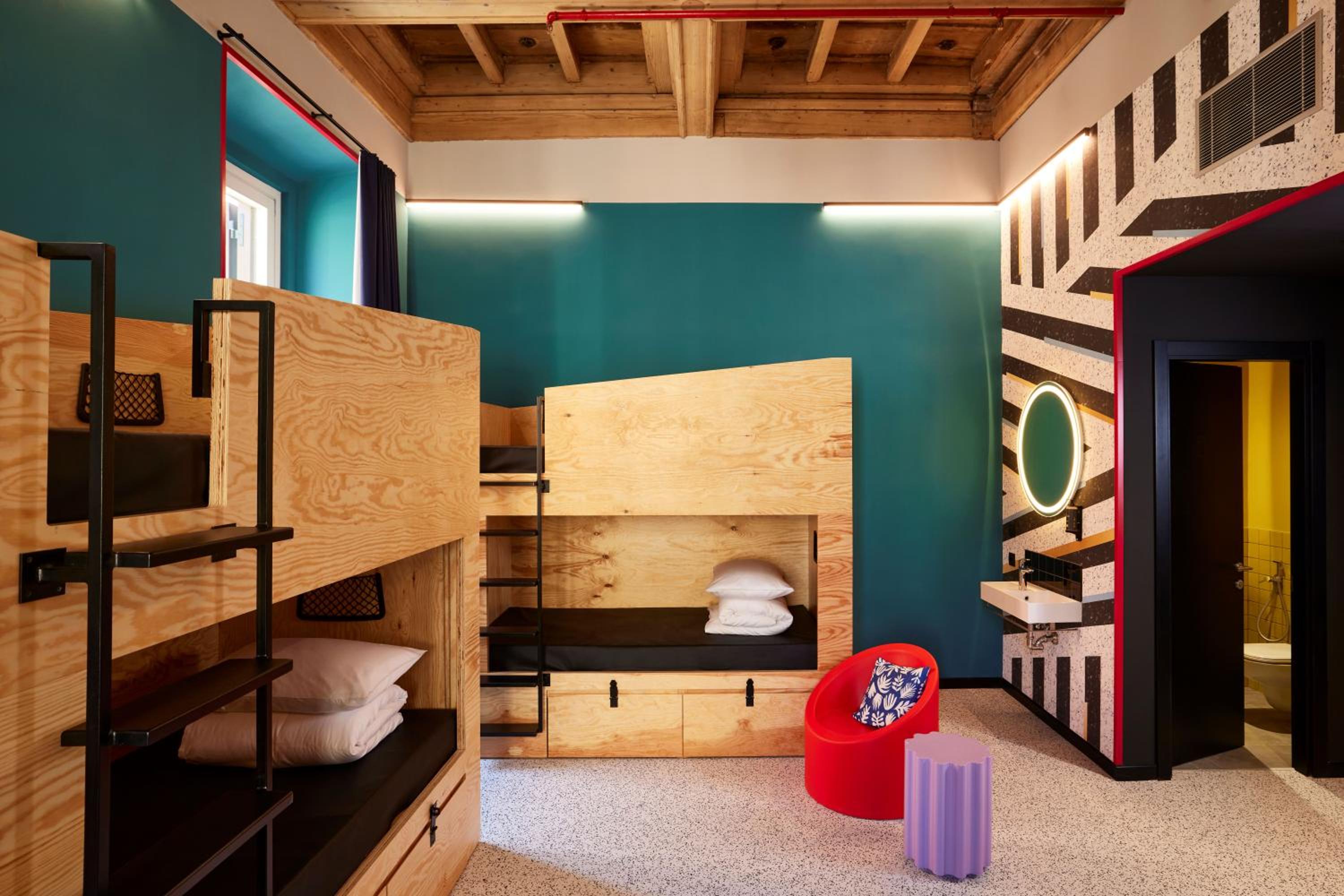 Bed in 6-Bed Male Dormitory Room photo 1