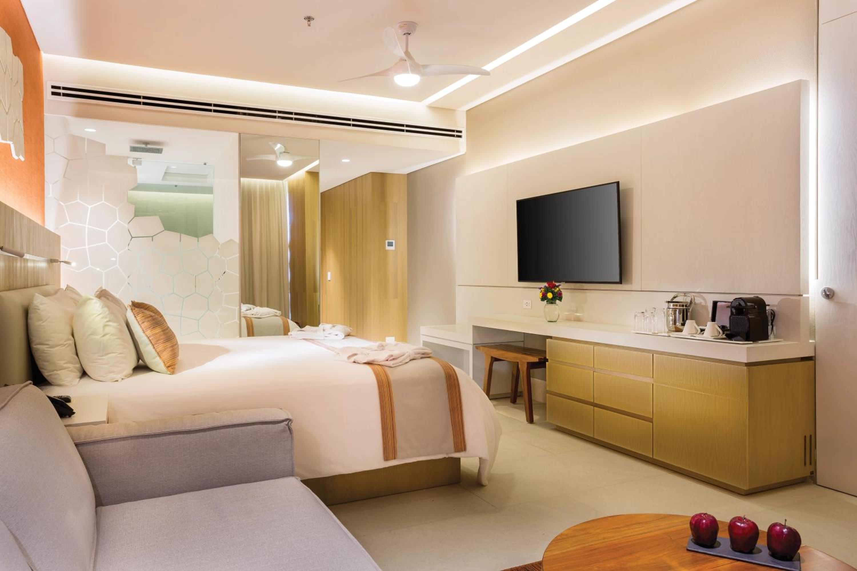 Deluxe Family Suite Golf and Ocean View