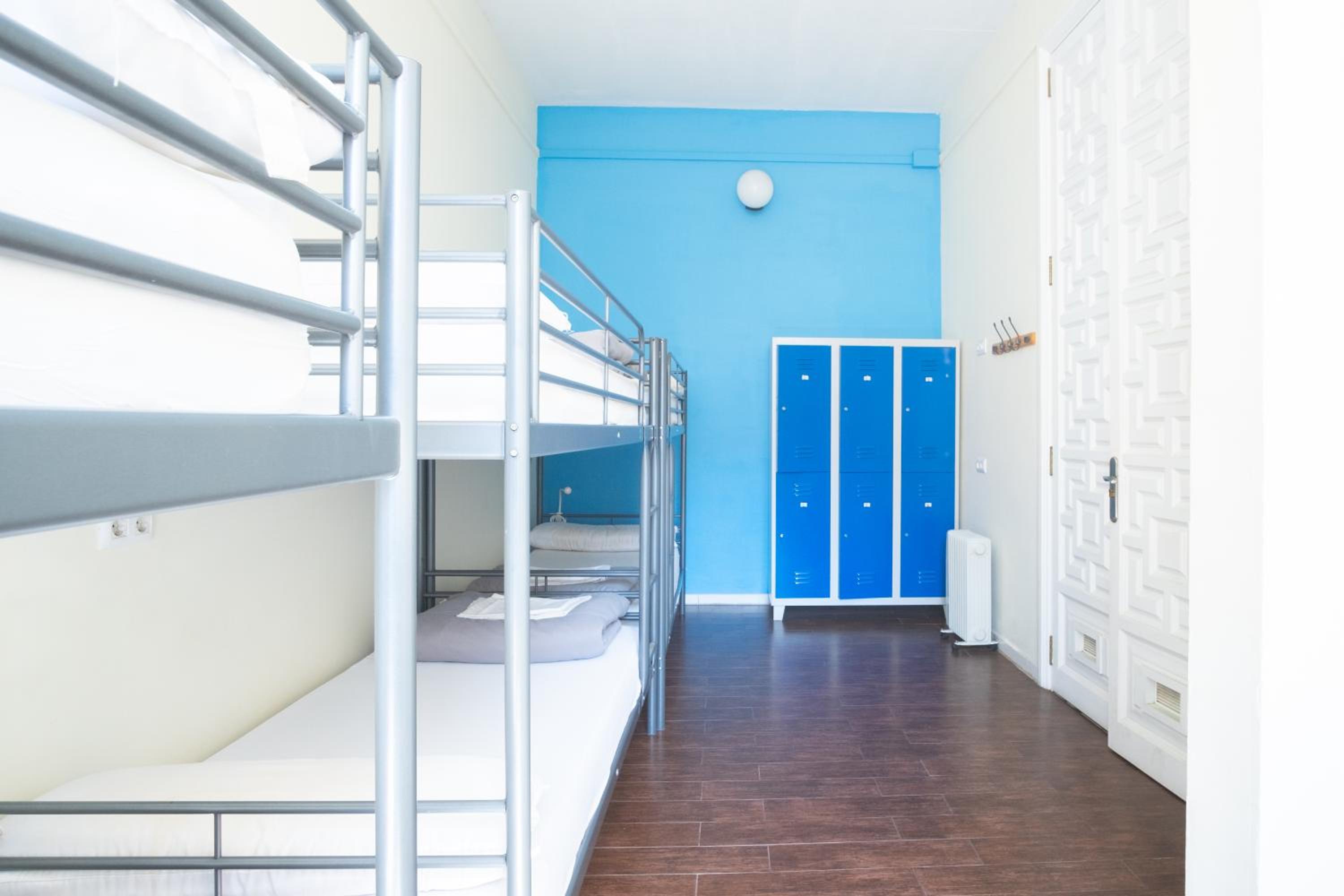 Bed in 6-Bed Female Dormitory Room photo 3