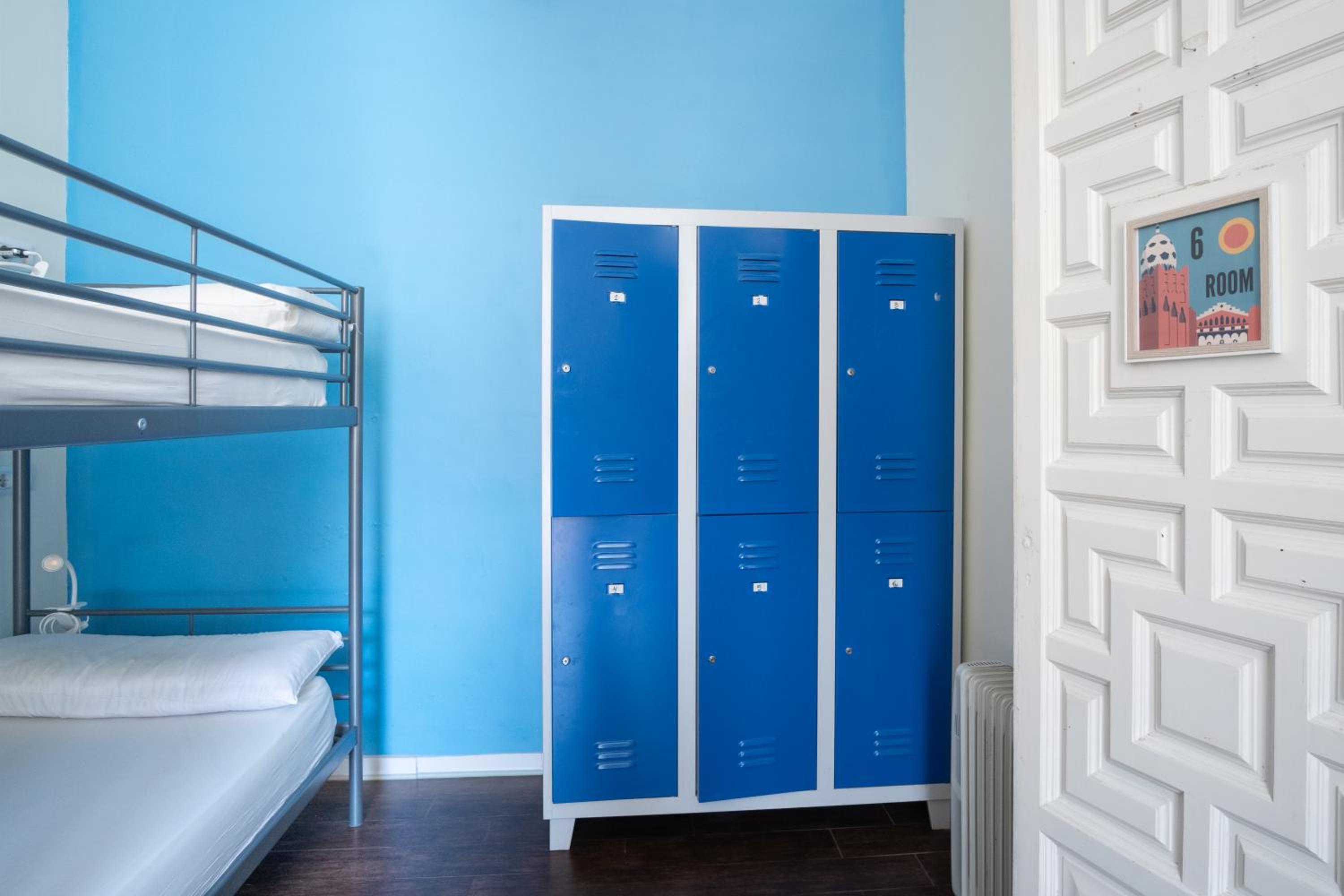 Bed in 6-Bed Female Dormitory Room photo 3