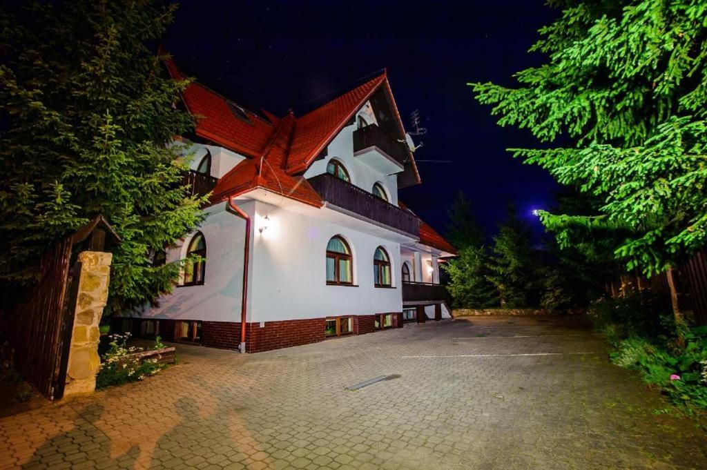 Five-Bedroom House photo 1