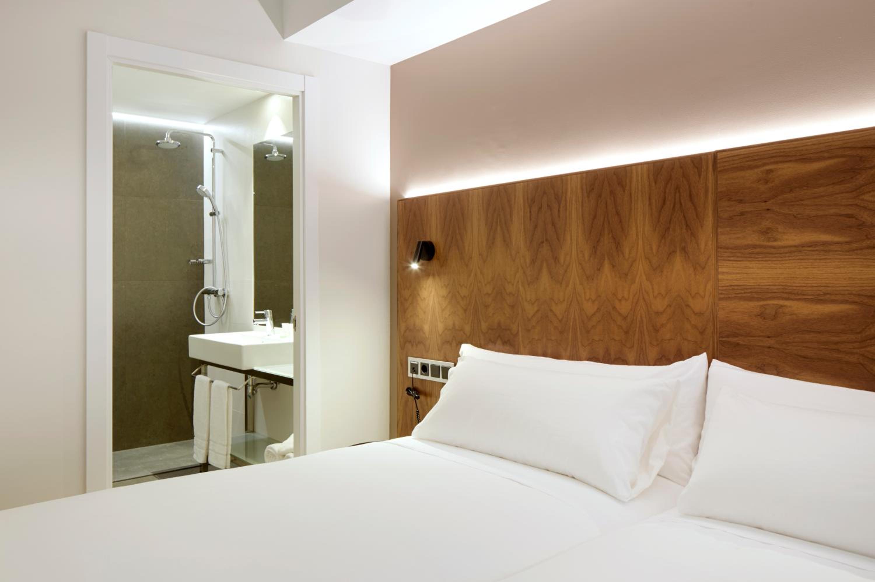 Deluxe Double Room with Extra Bed photo 3