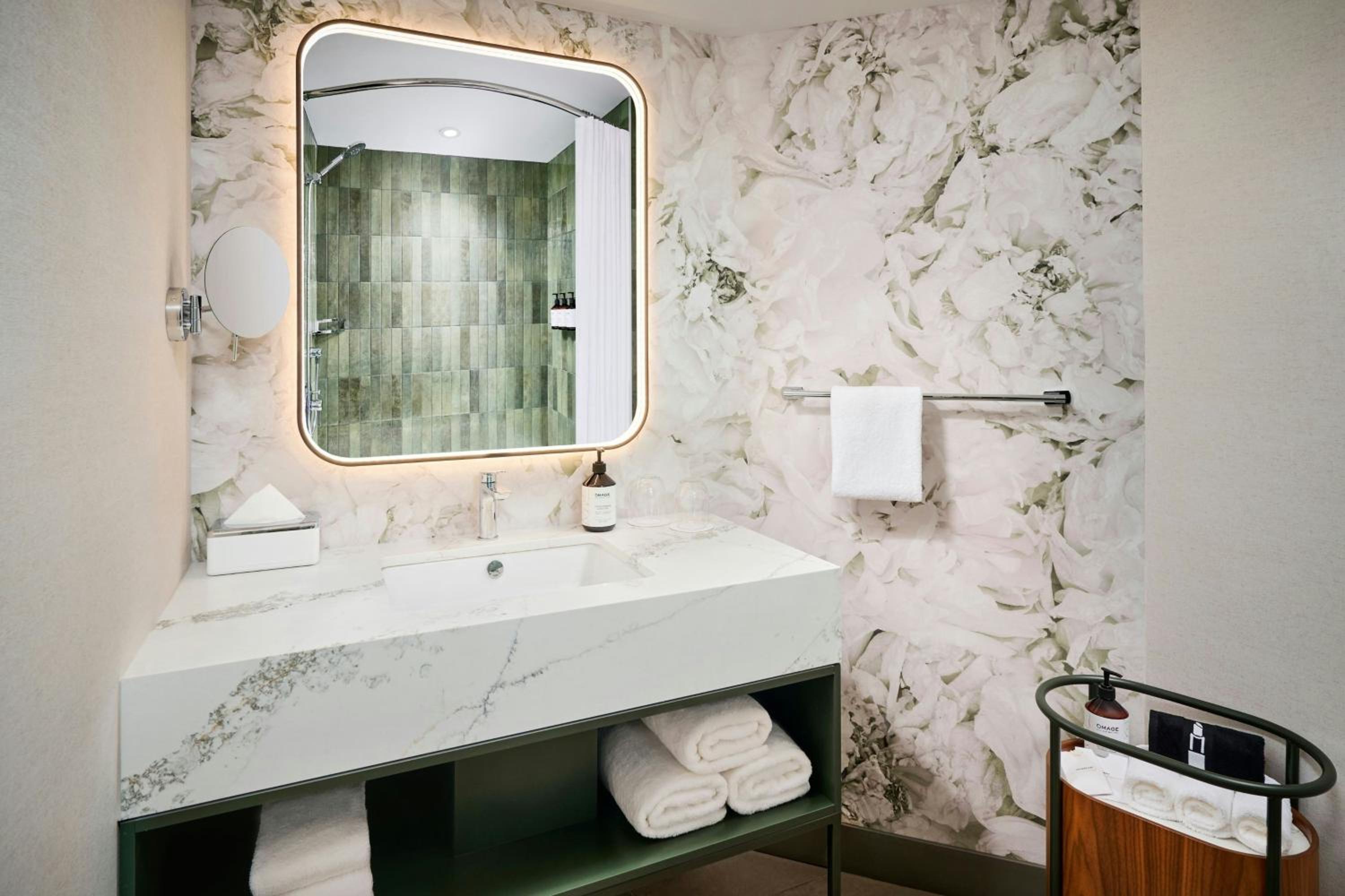 Queen Room with Two Queen Beds and Bath Tub - Photo 3