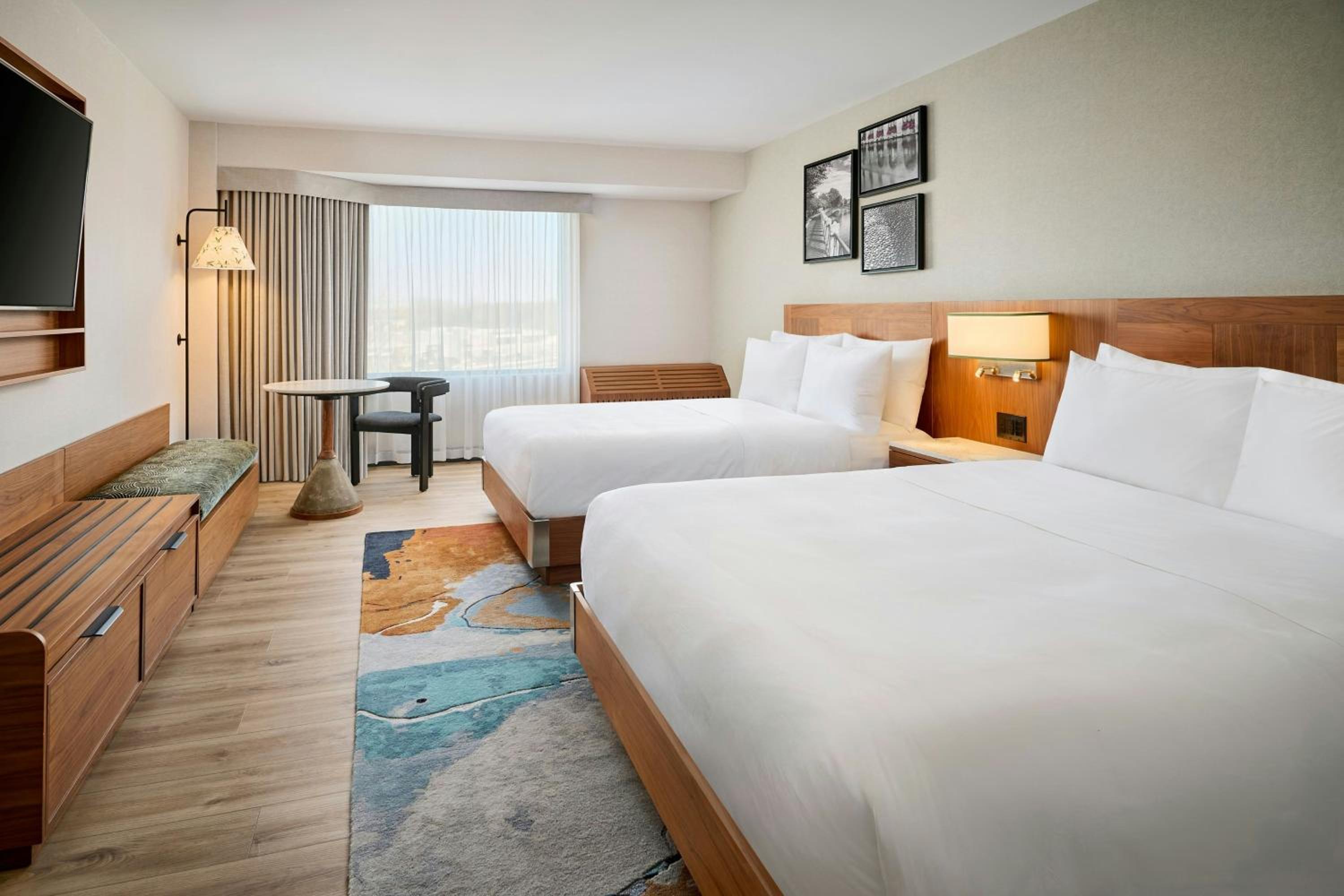 Queen Room with Two Queen Beds and Bath Tub - Photo 4