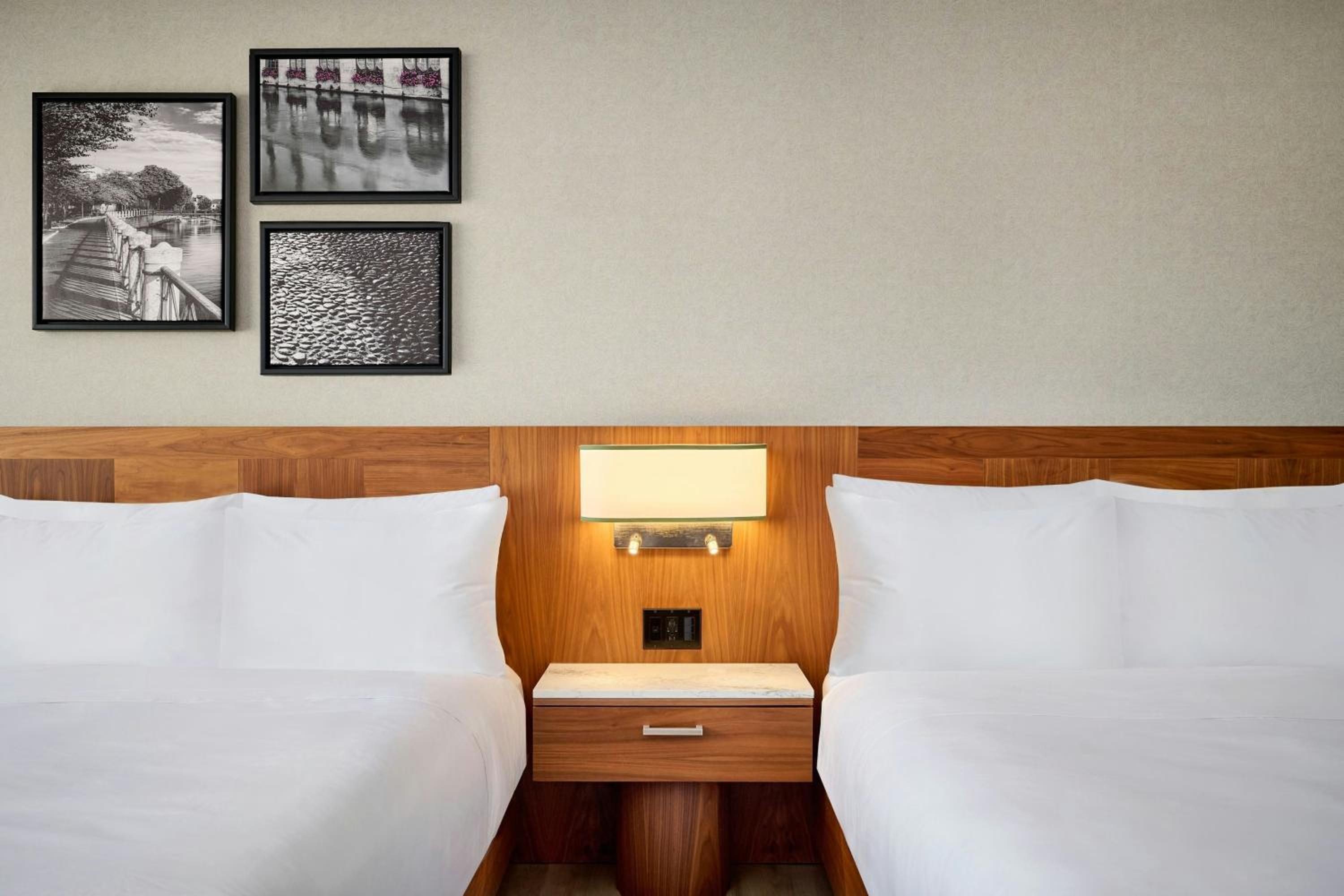Queen Room with Two Queen Beds and Bath Tub - Photo 5