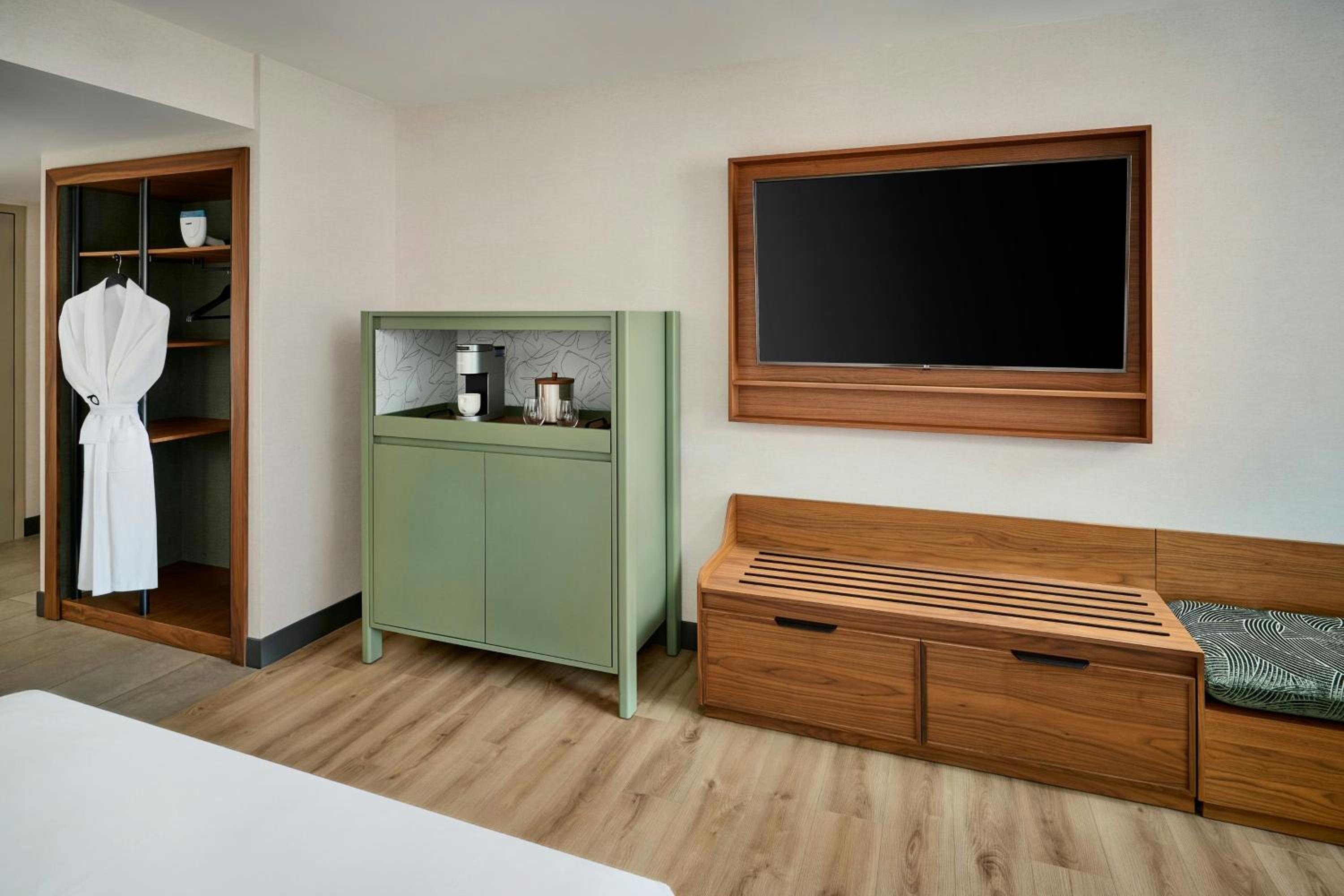 Queen Room with Two Queen Beds and Bath Tub - Photo 6